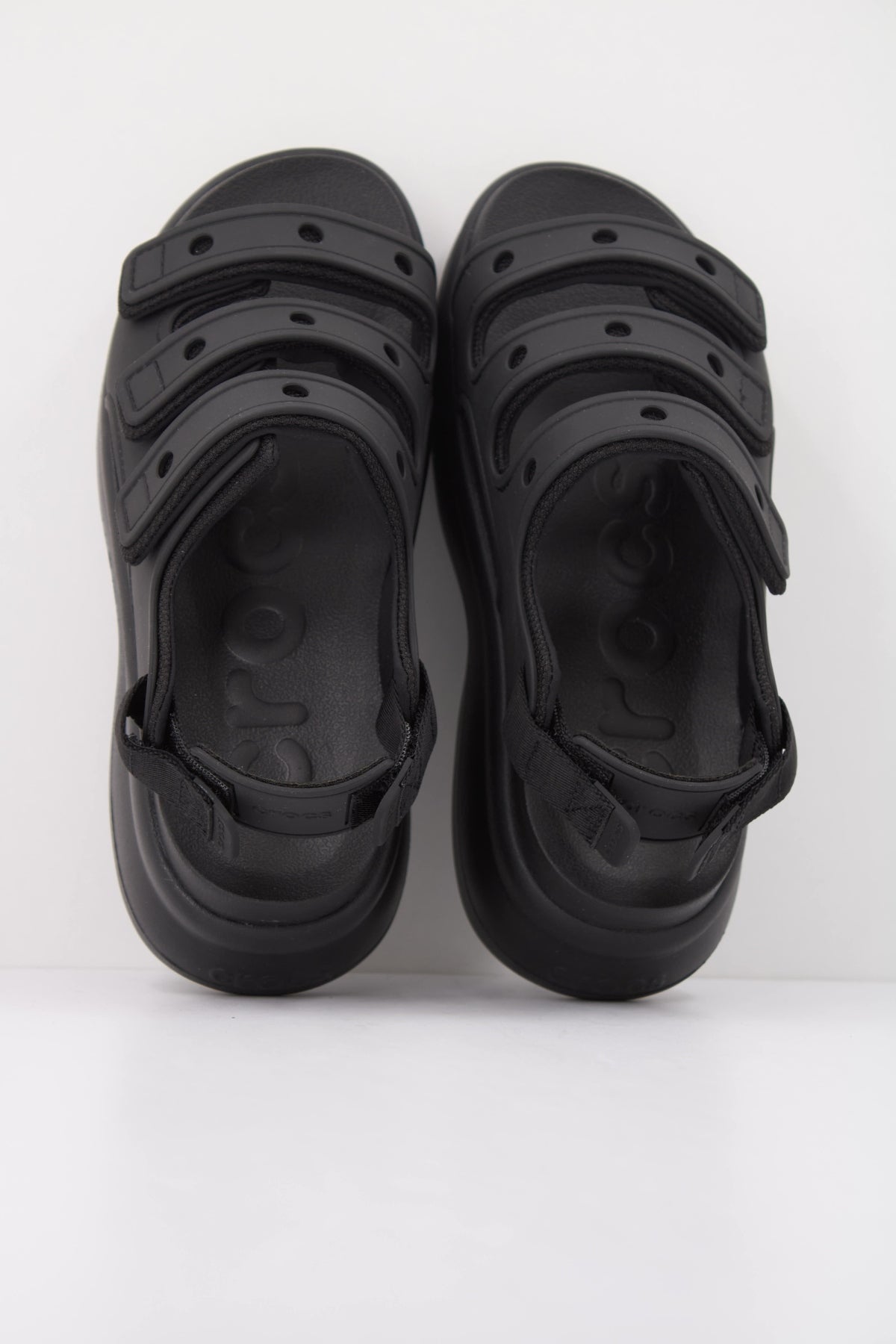 CROCS FROSTED SPORT SANDAL en color NEGRO (3)
