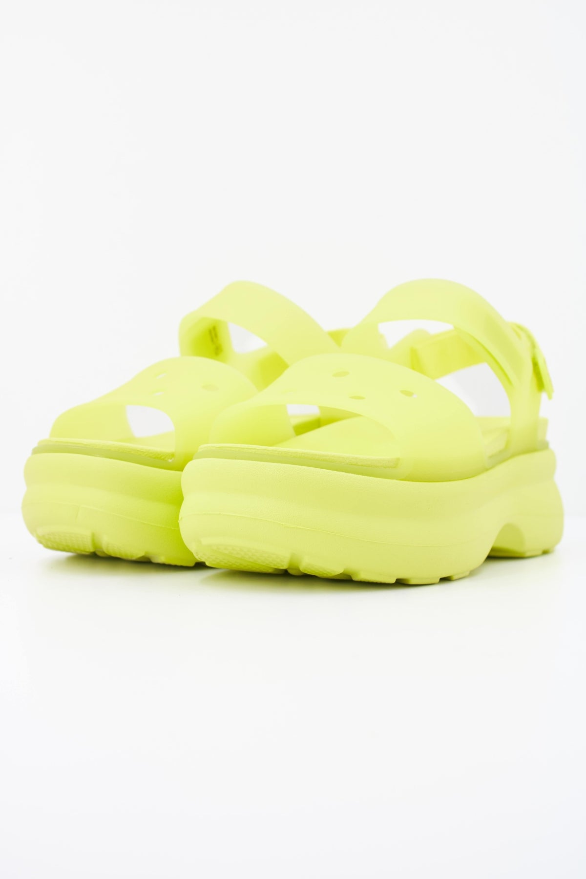 CROCS SOHO FROSTED Y STRAP en color AMARILLO (2)