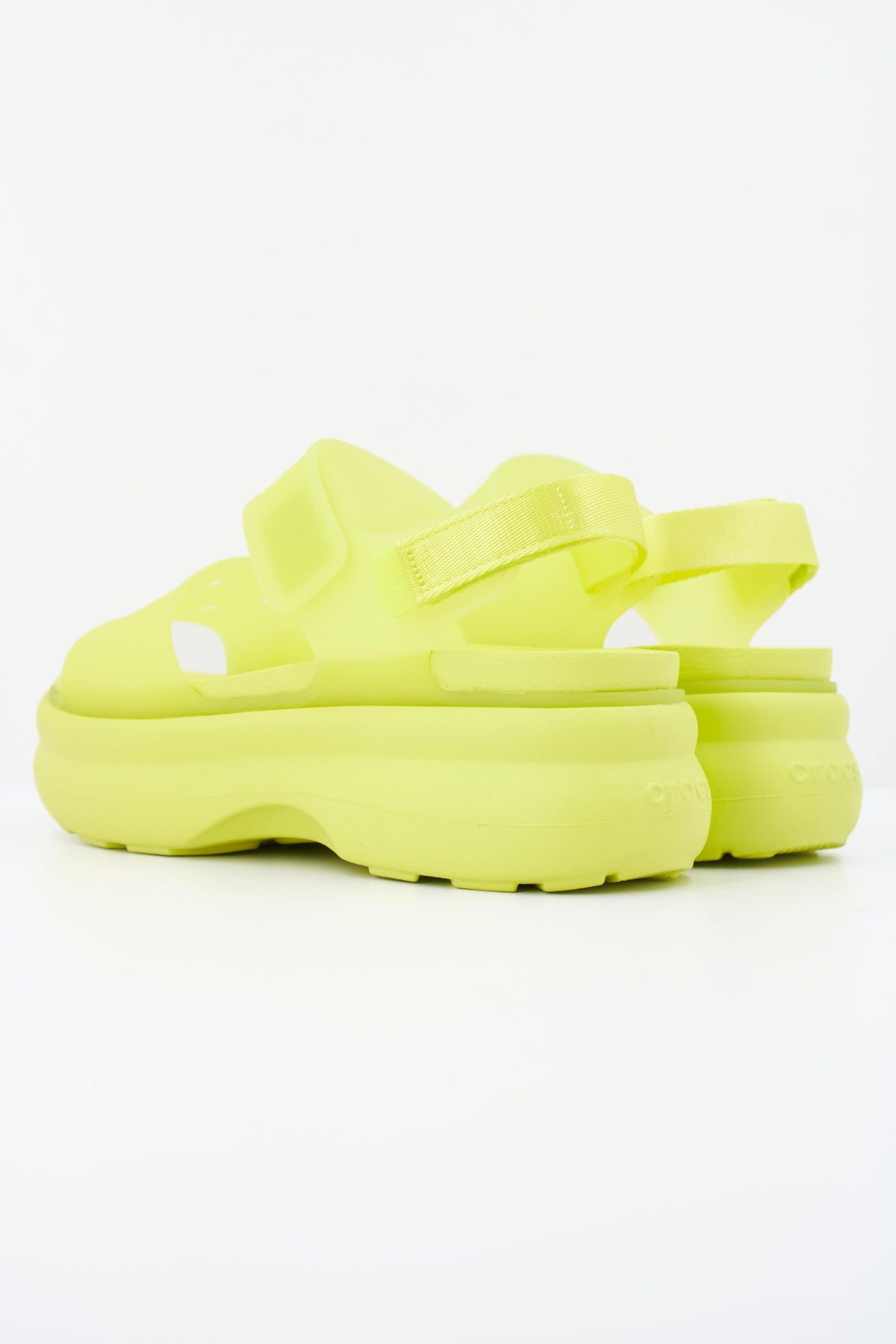 CROCS SOHO FROSTED Y STRAP en color AMARILLO (4)