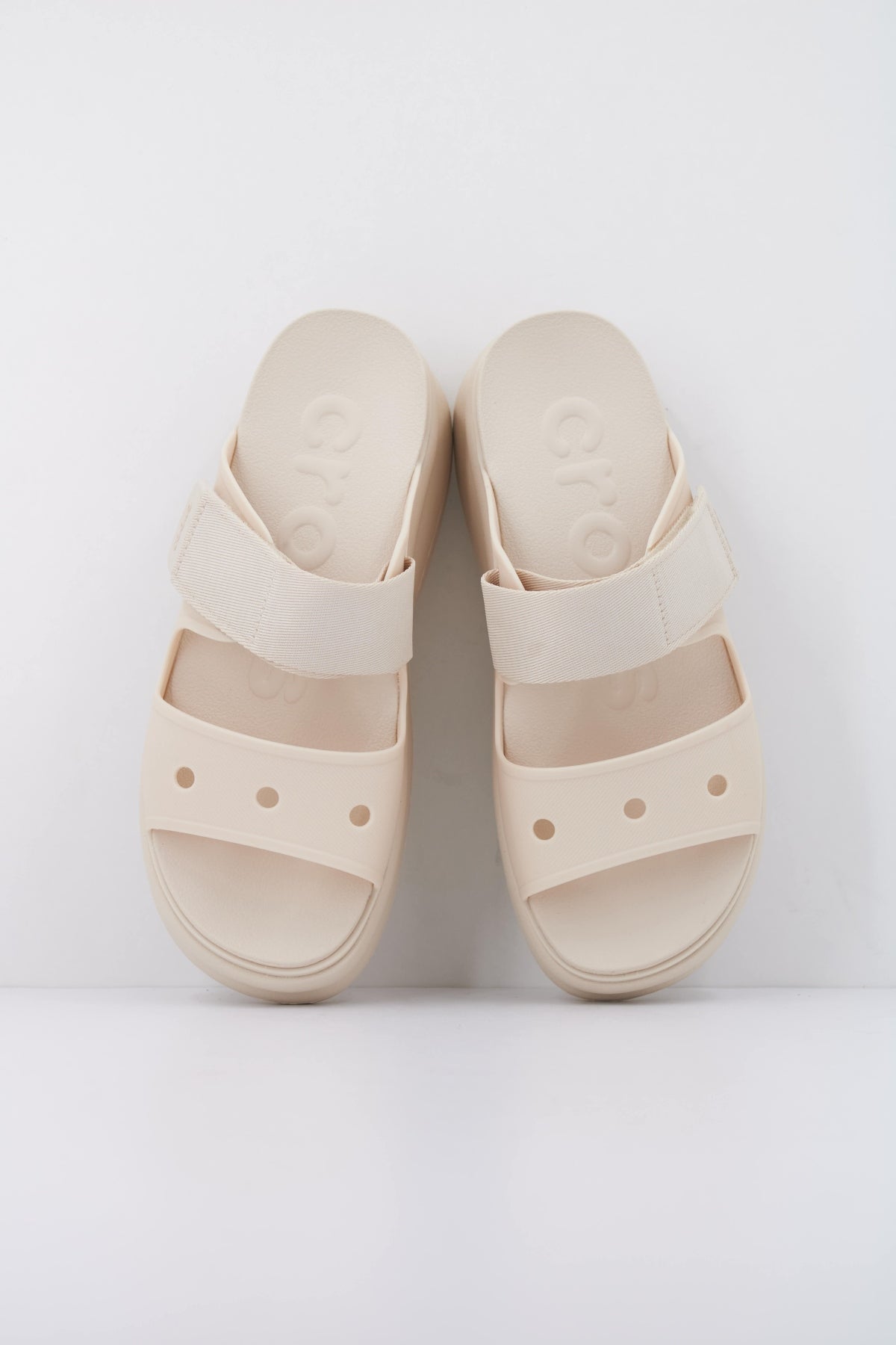 CROCS 212861C en color BEIS (3)