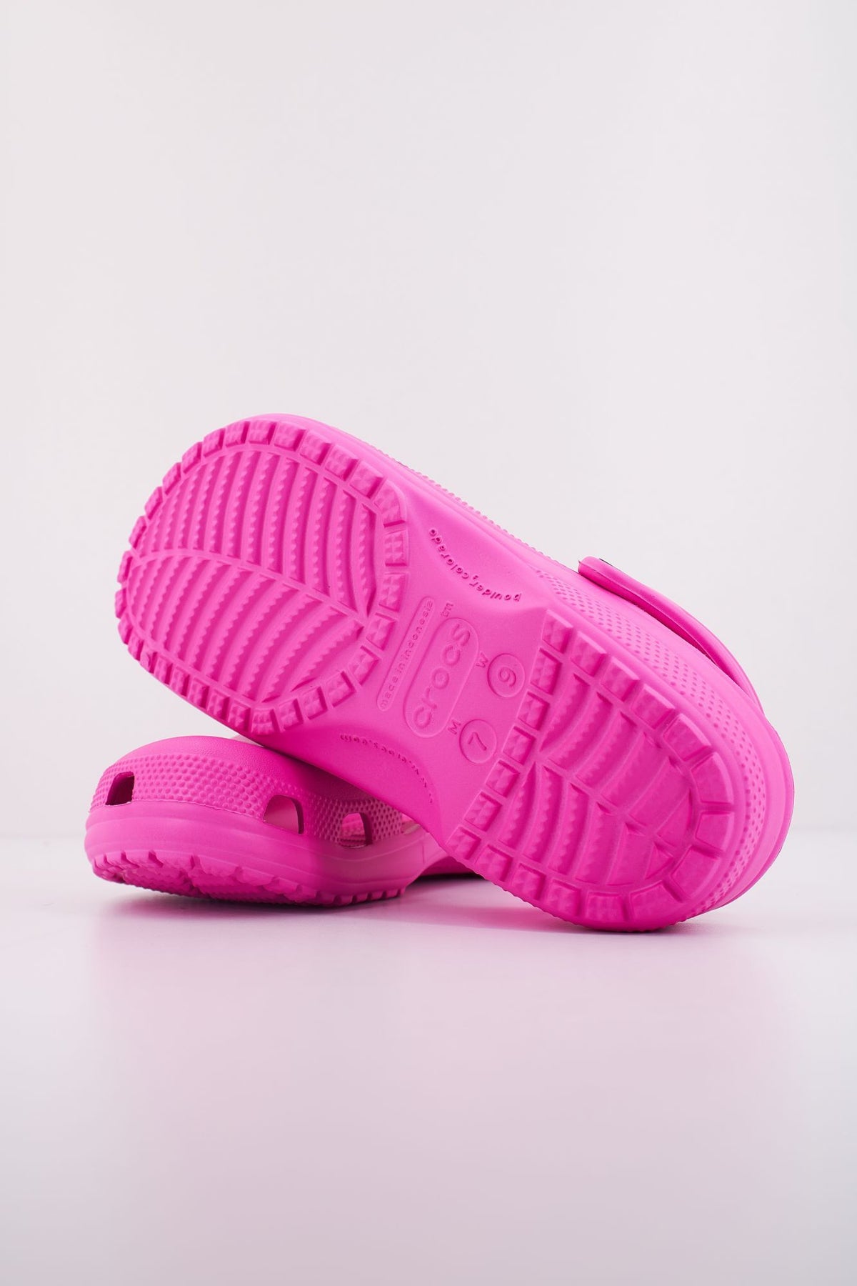 CROCS CLASSIC CLOG 10001 en color ROSA (5)