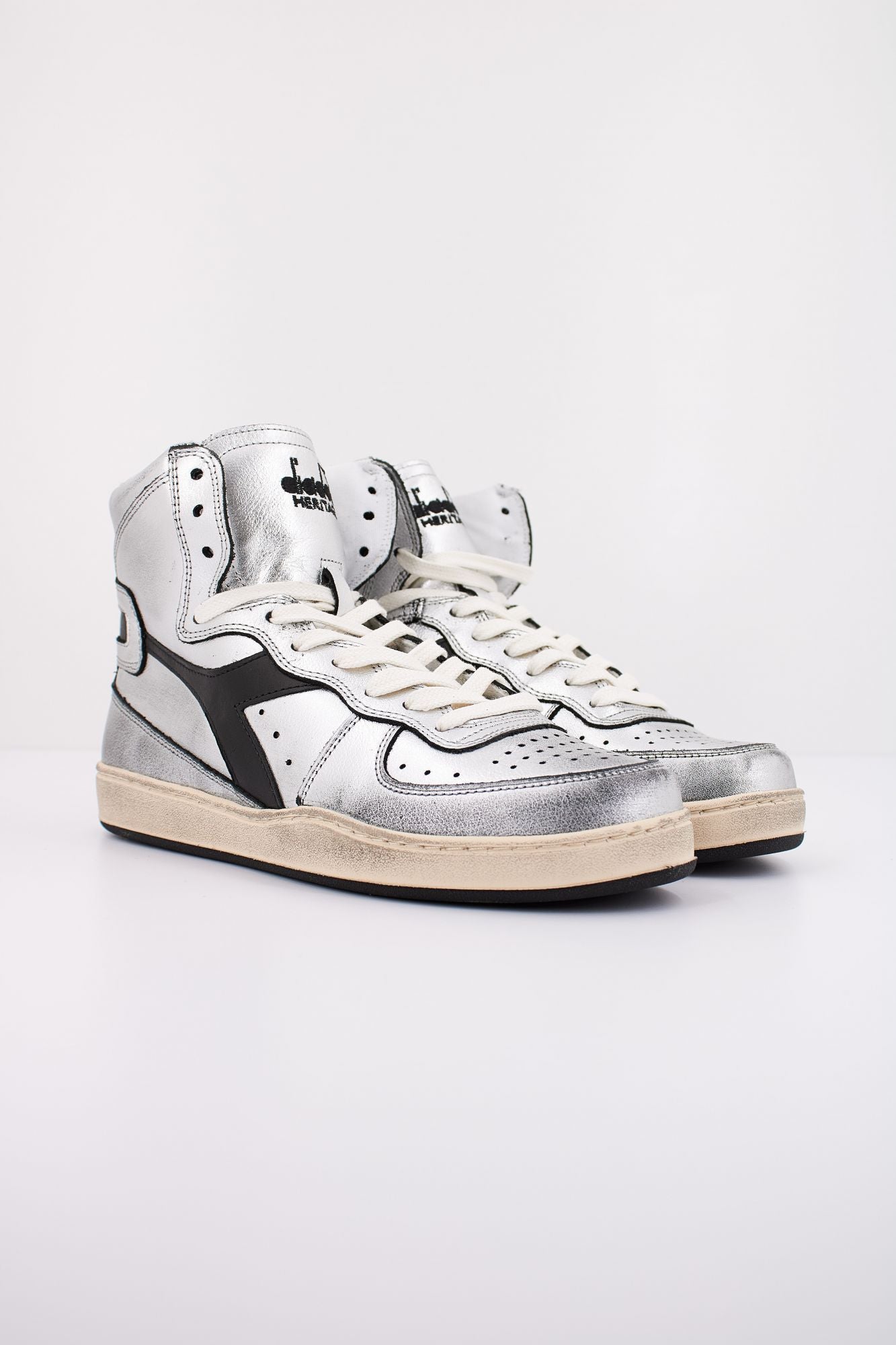 DIADORA HERITAGE BASKET USED en color PLATA (2)