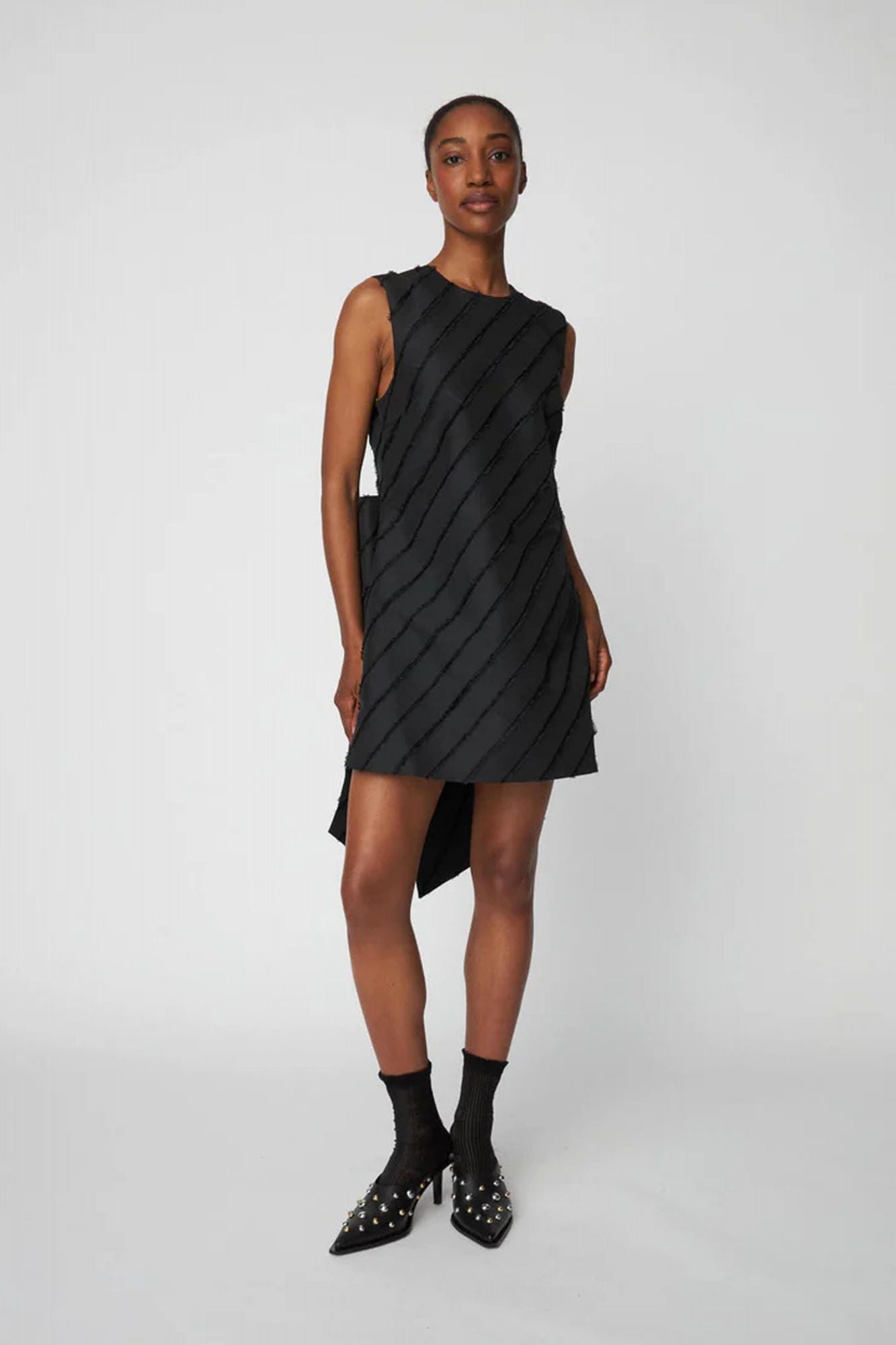 STELLA NOVA MINI DRESS WITH BOW DETAI en color NEGRO (1)