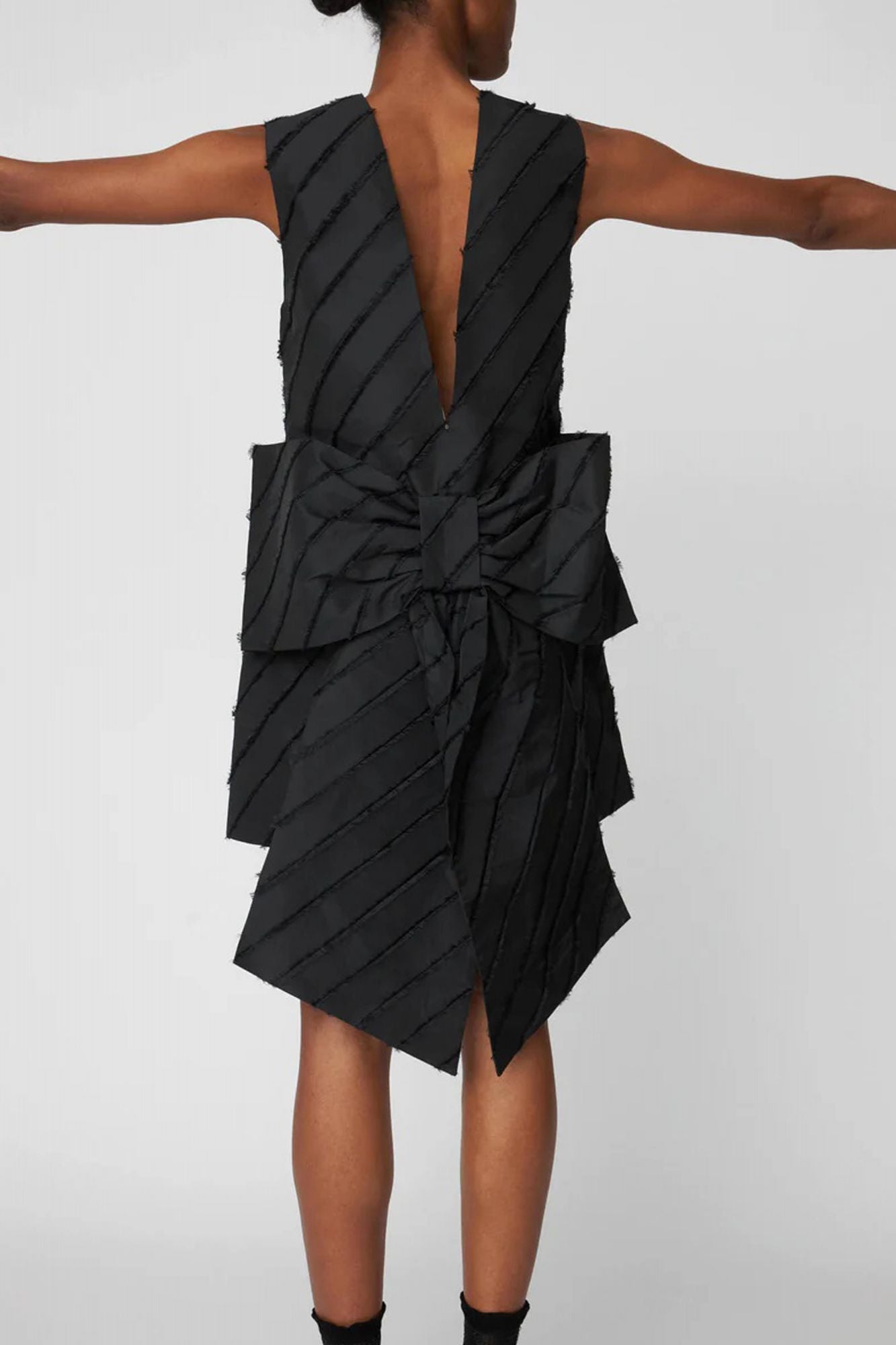 STELLA NOVA MINI DRESS WITH BOW DETAI en color NEGRO (2)