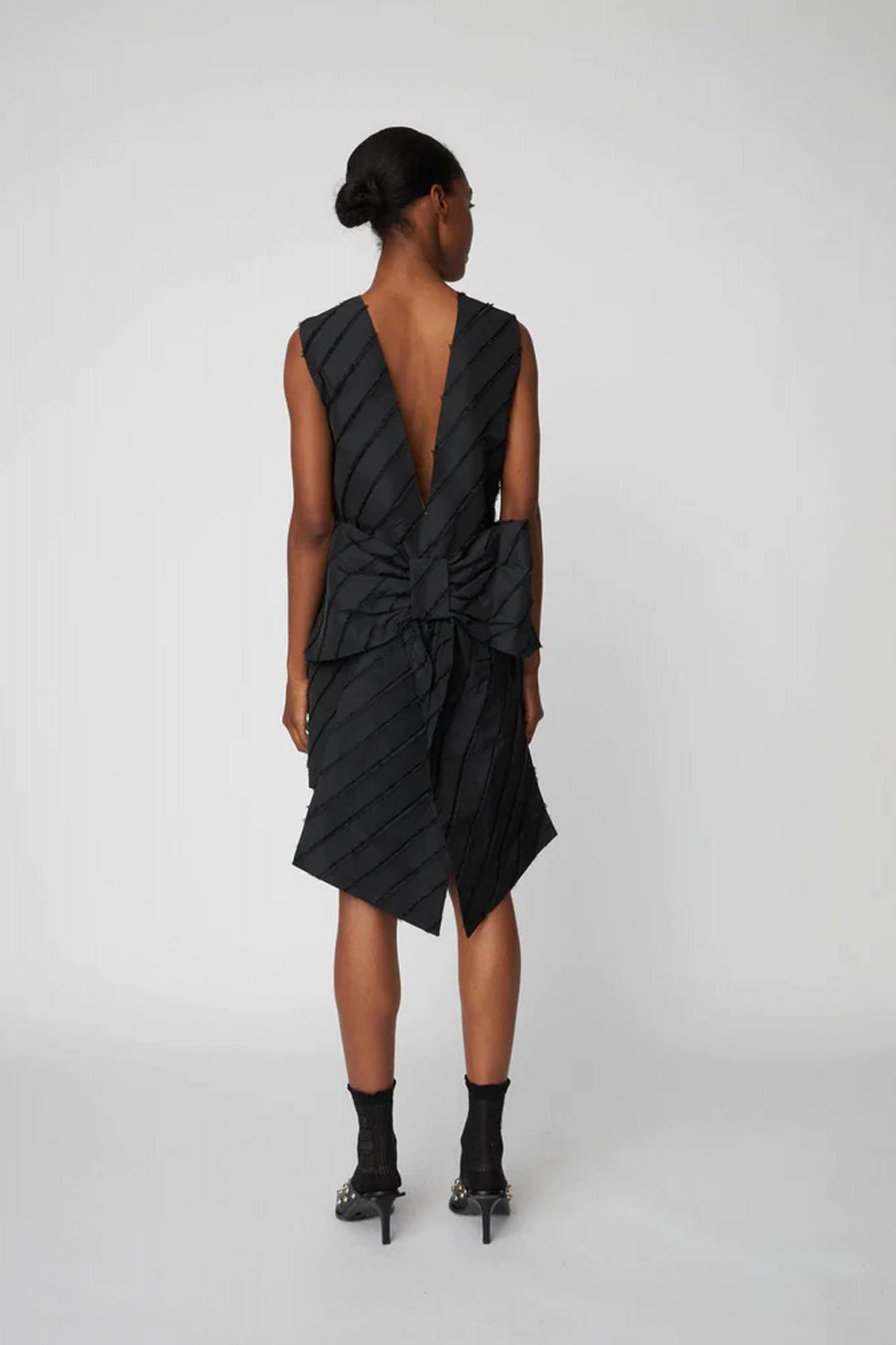 STELLA NOVA MINI DRESS WITH BOW DETAI en color NEGRO (3)