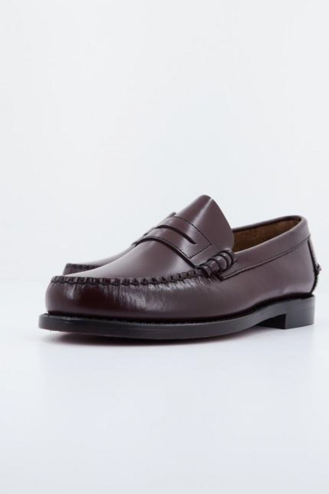 SEBAGO CLASSIC PENNY LOAFER en color BURDEOS (1)