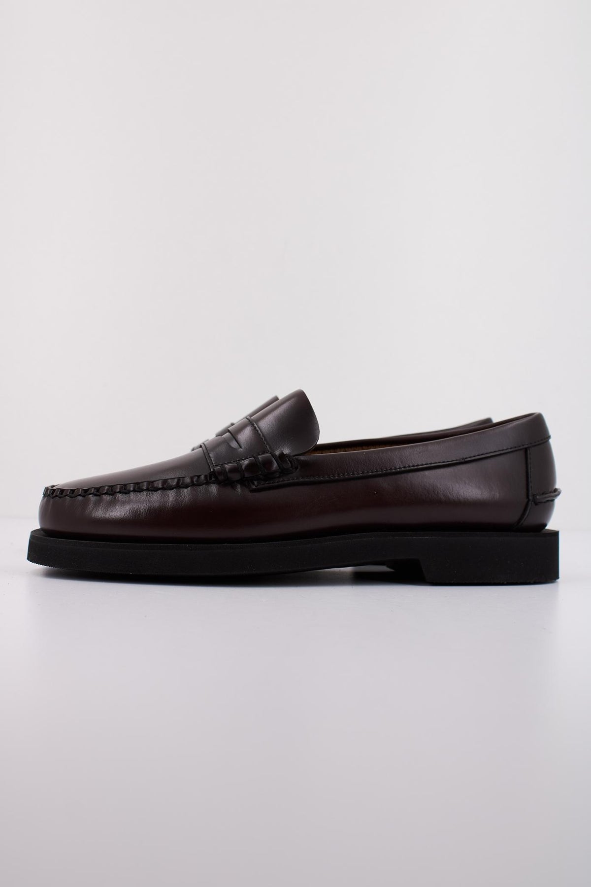 SEBAGO SHERMAN PENNY LOAFER en color BURDEOS (1)
