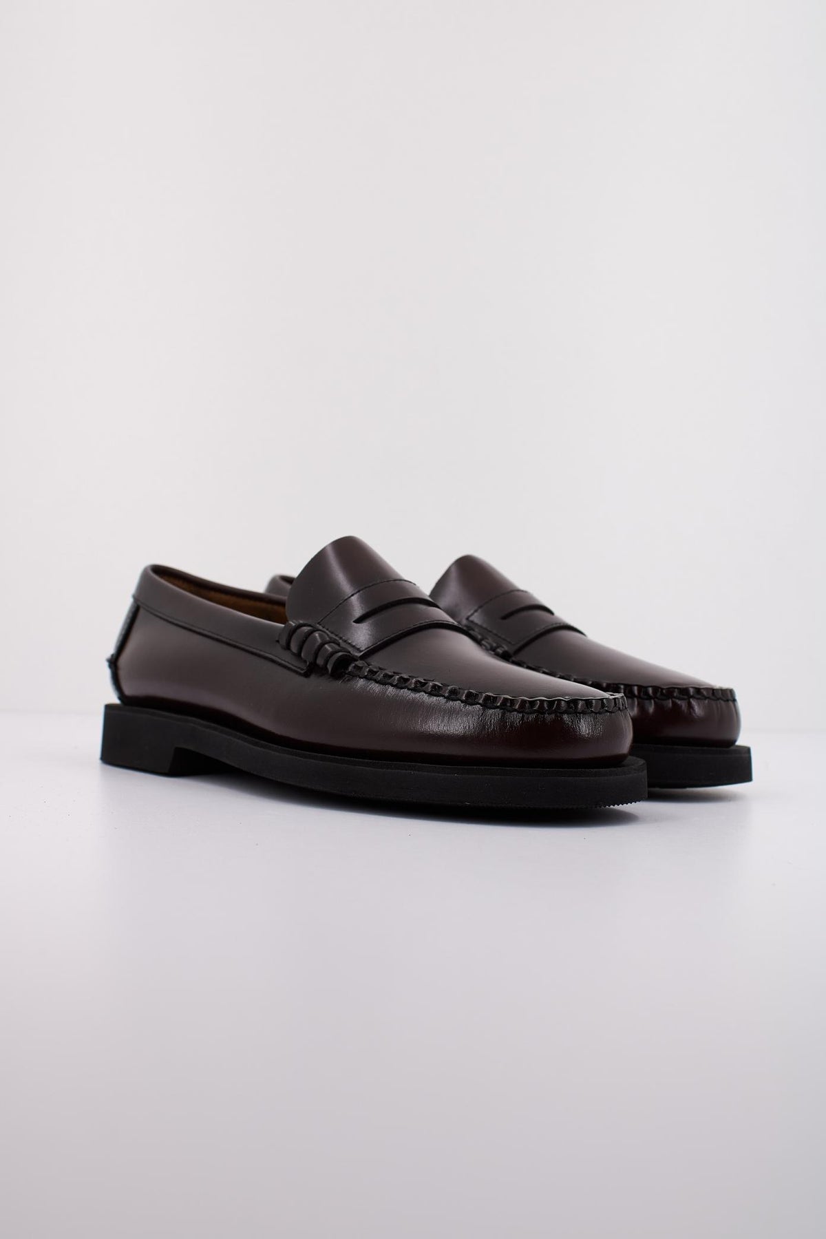 SEBAGO SHERMAN PENNY LOAFER en color BURDEOS (2)