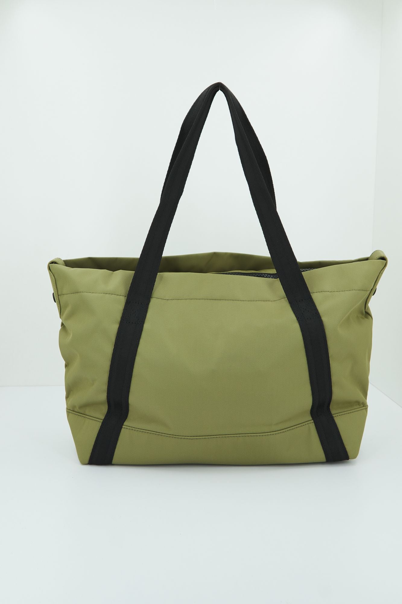 HUNTER TOTE NYLON MIDI en color VERDE (3)