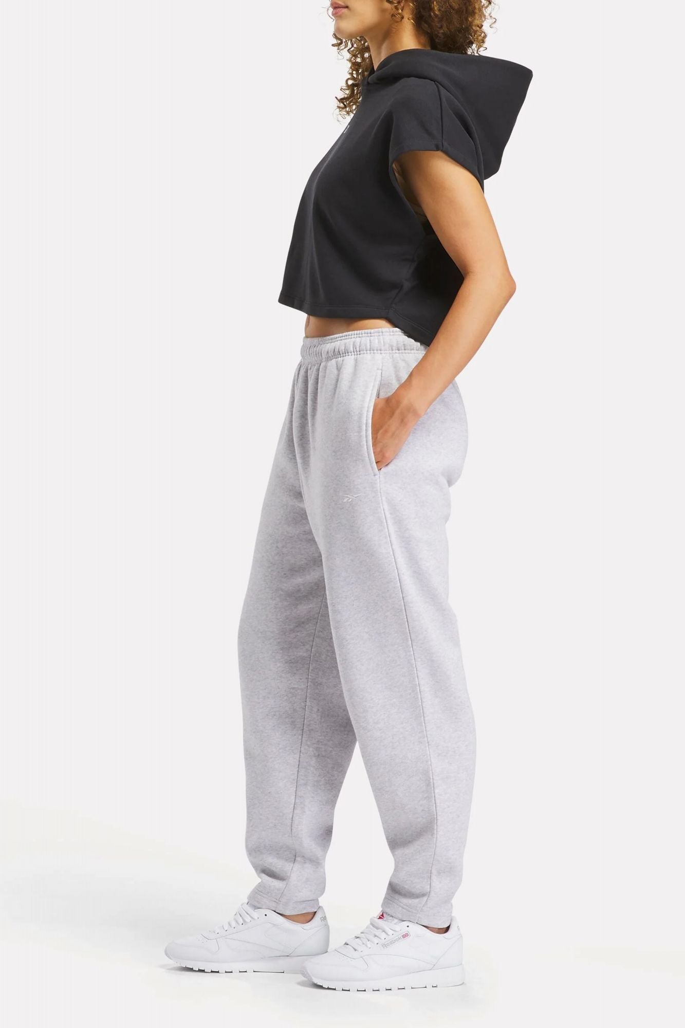 REEBOK BBALL OFF COURT CROP HOO en color NEGRO (3)