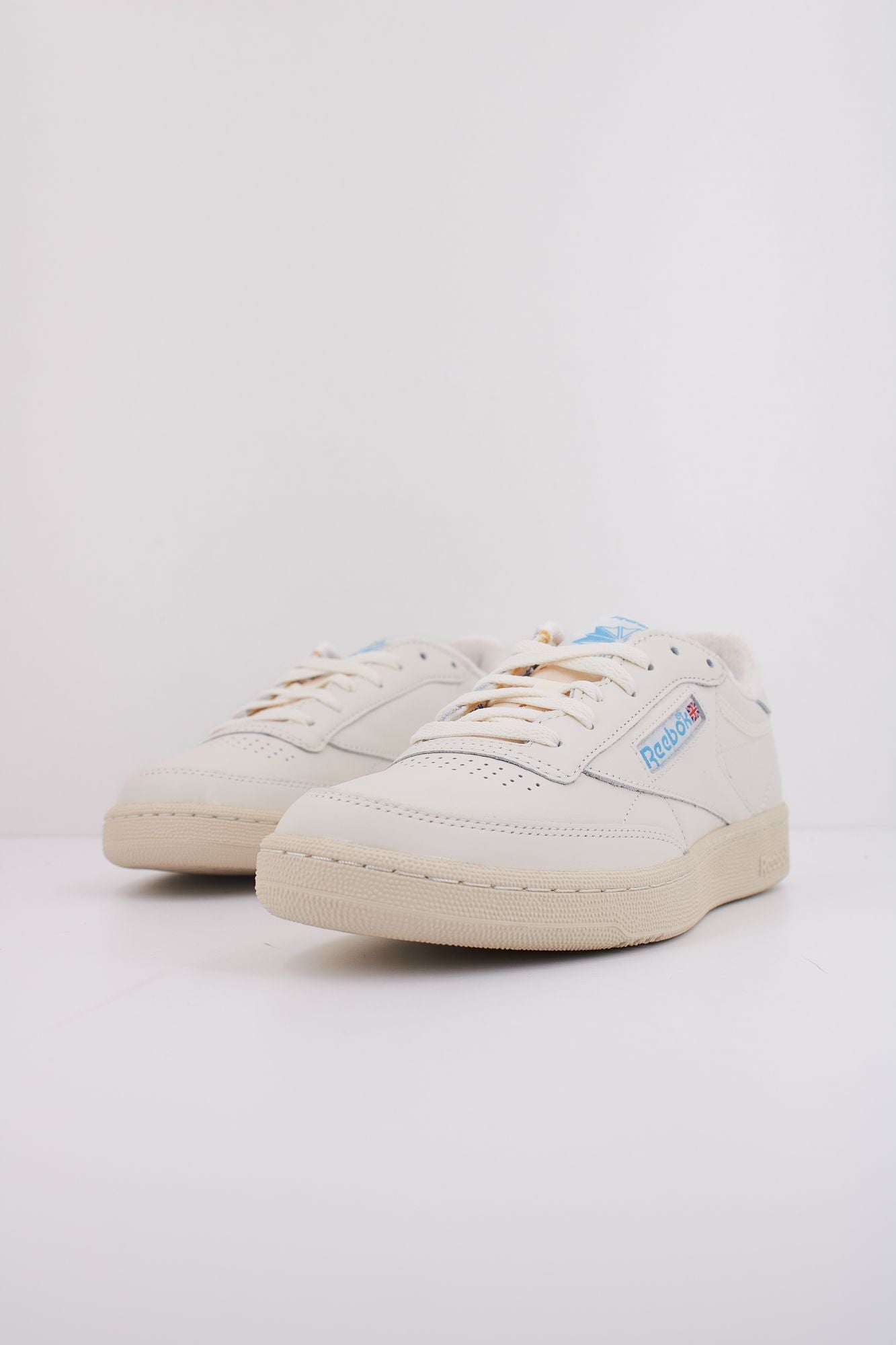 REEBOK CLUB C 85 VINTAGE en color BEIS (2)