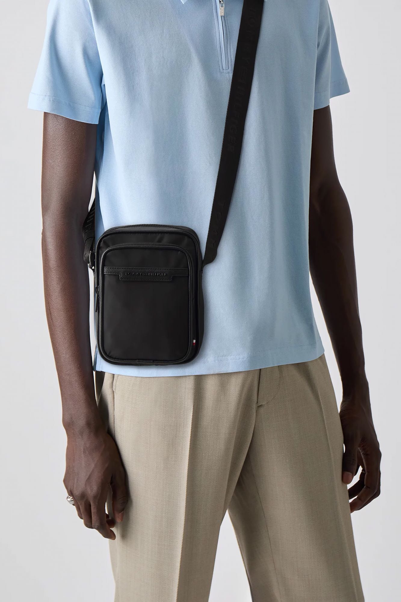 TOMMY HILFIGER AM0AM13465 en color NEGRO (1)