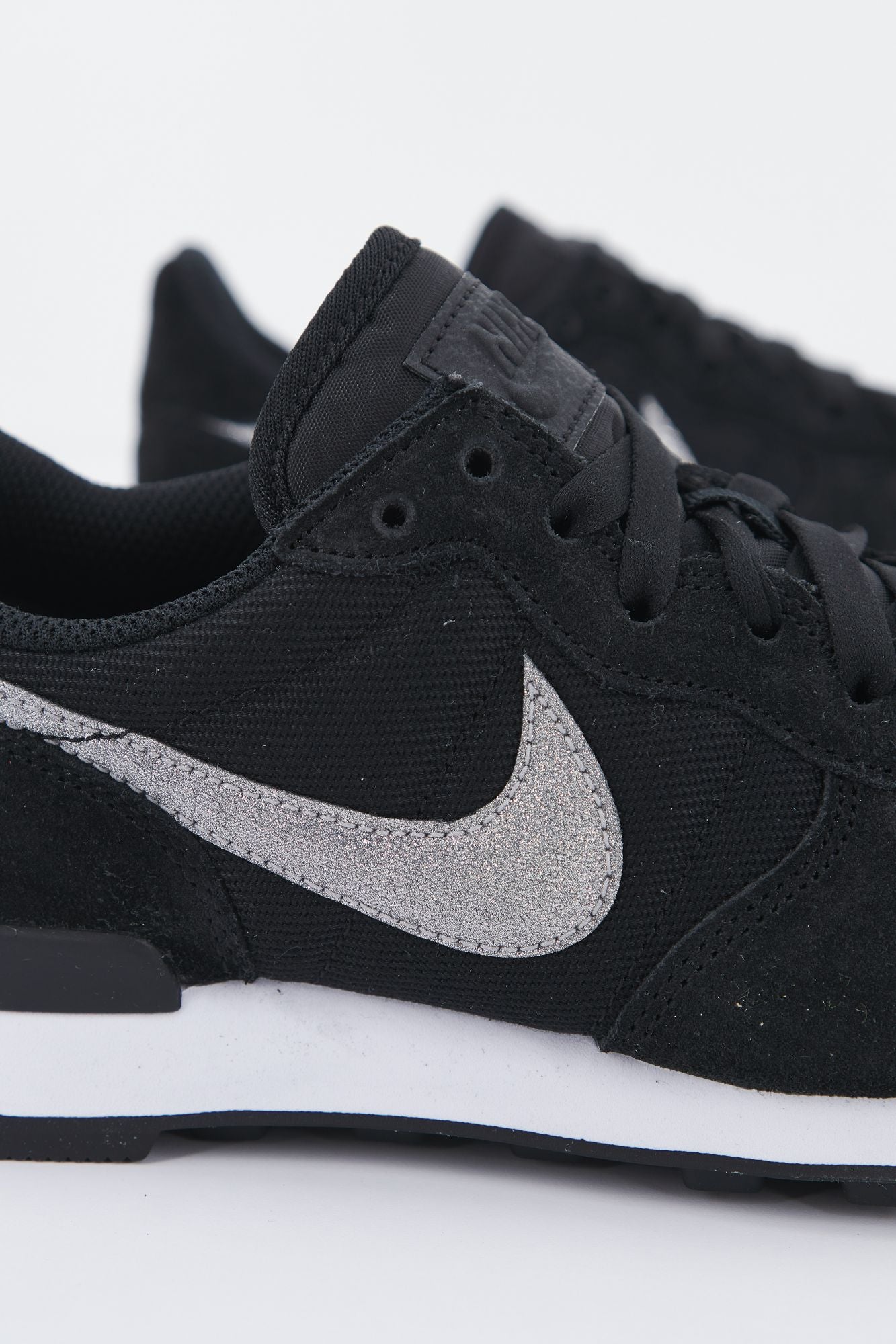 NIKE W INTERNATIONALIST en color NEGRO (4)