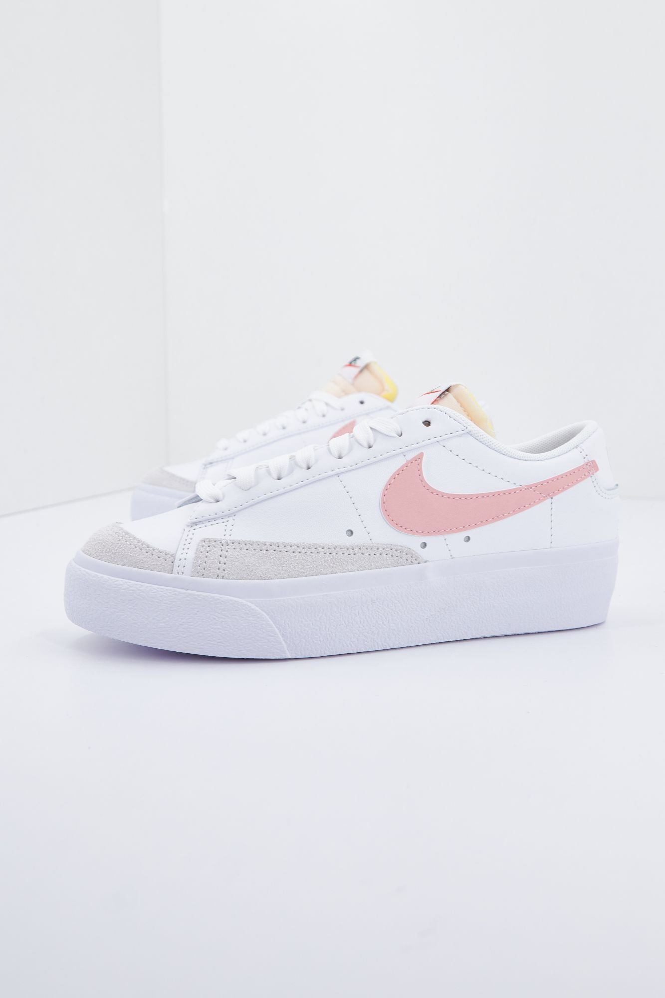 NIKE BLAZER LOW PLATFORM WOM en color BLANCO (2)