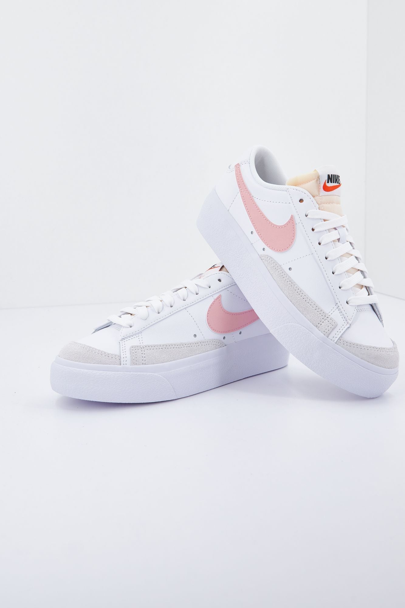 NIKE BLAZER LOW PLATFORM WOM en color BLANCO (3)