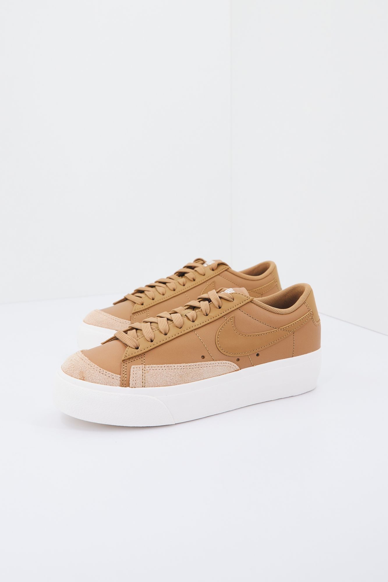 NIKE BLAZER LOW PLATFORM WOM en color MARRON (1)
