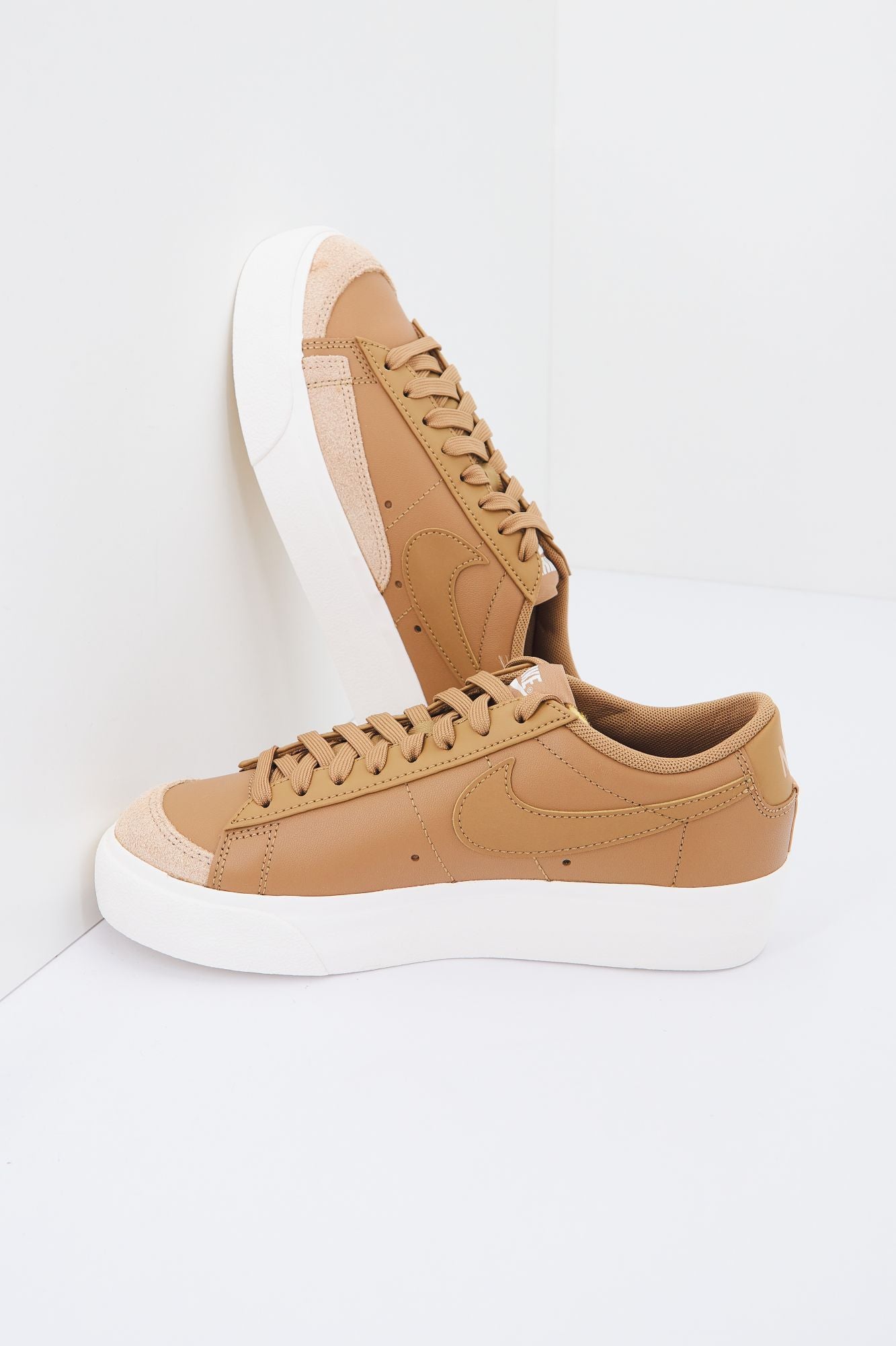 NIKE BLAZER LOW PLATFORM WOM en color MARRON (3)