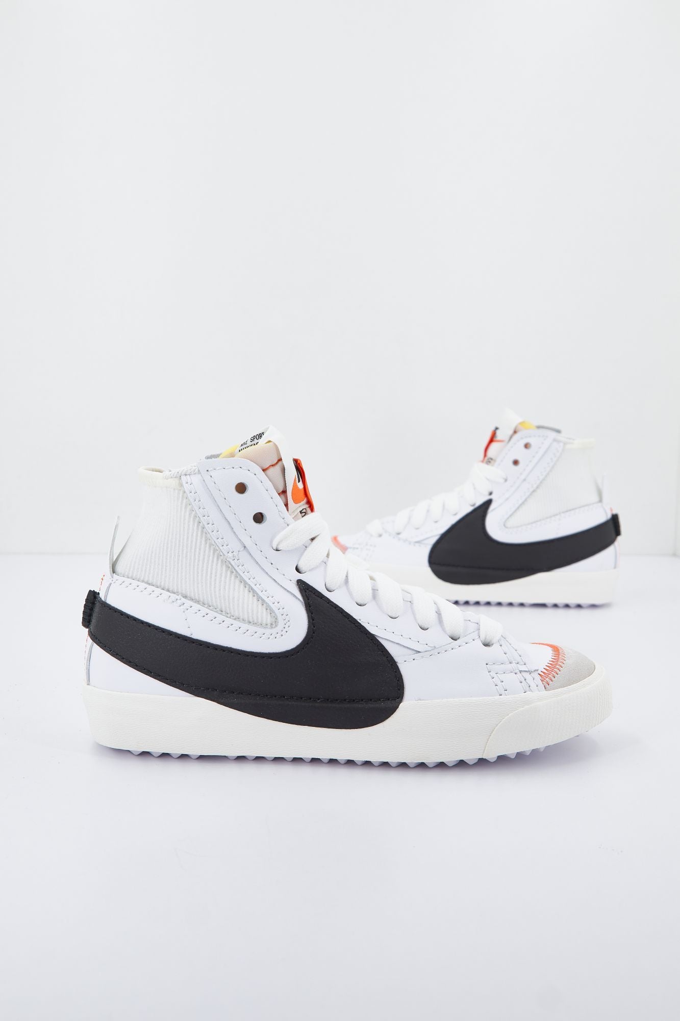 NIKE BLAZER MID '77 JUMBO  en color BLANCO (2)