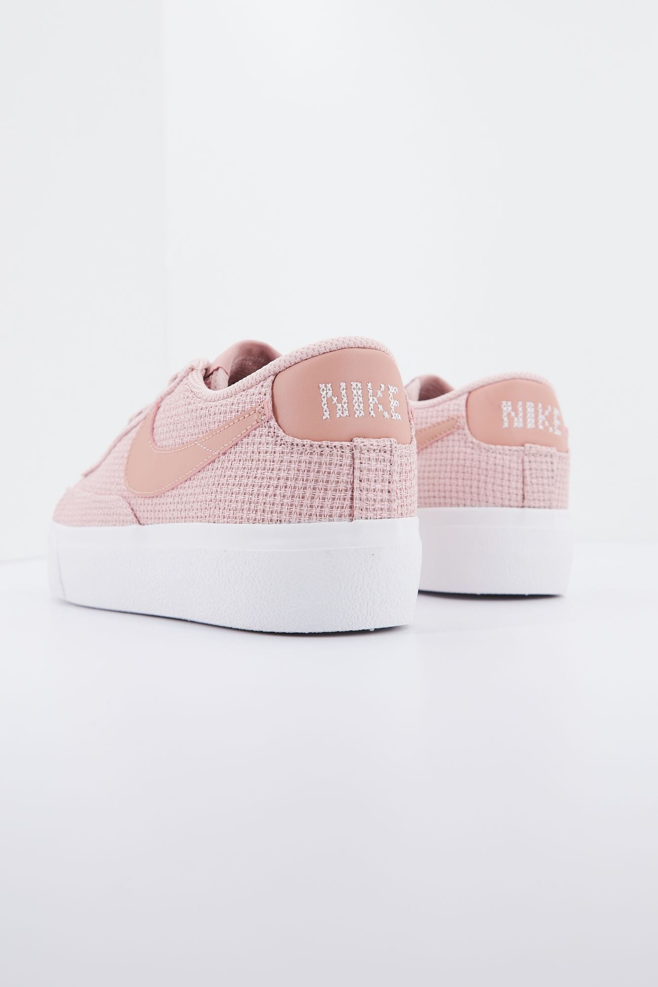 NIKE W BLAZER LOW PLATFORM en color ROSA (3)