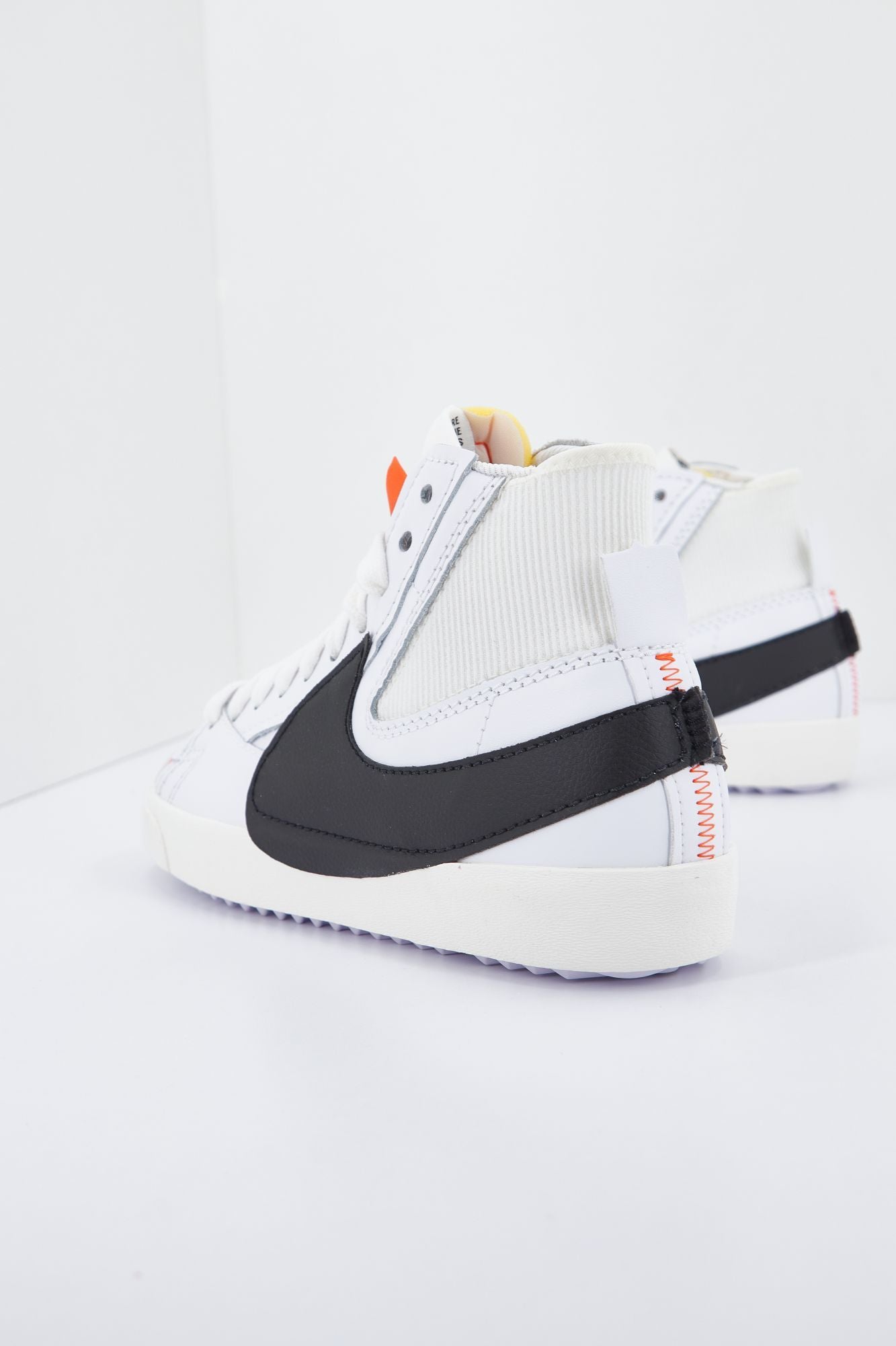 NIKE BLAZER MID '77 JUMBO ME en color BLANCO (4)