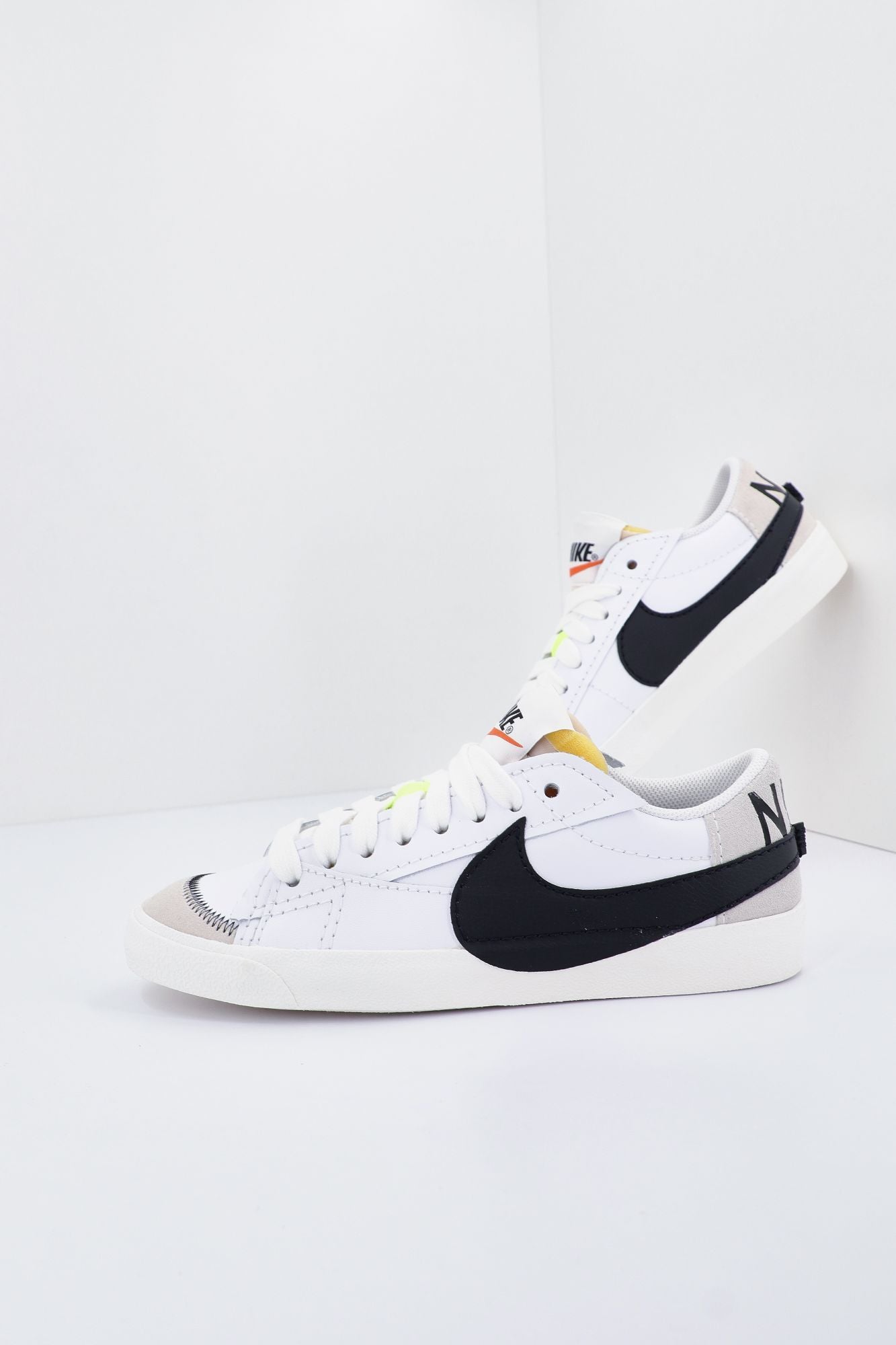 NIKE  LOW '77 JUMBO ME en color BLANCO (1)
