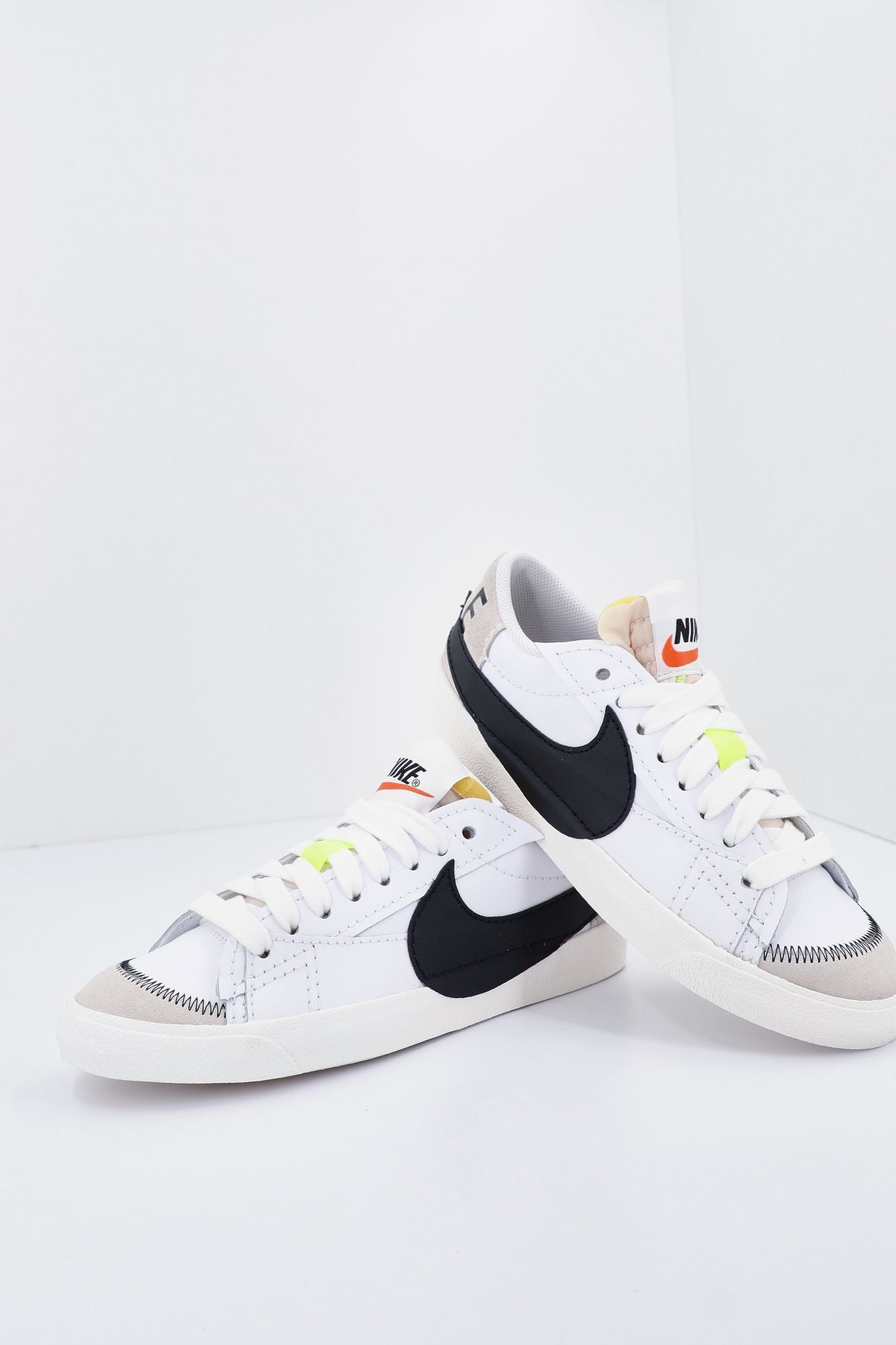 NIKE  LOW '77 JUMBO ME en color BLANCO (2)