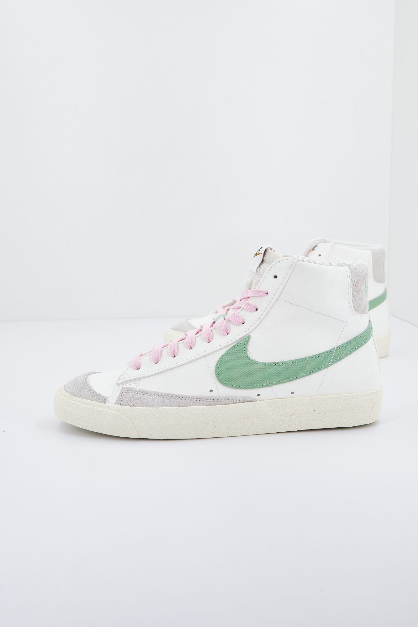 NIKE BLAZER MID '77 PRM en color BLANCO (1)
