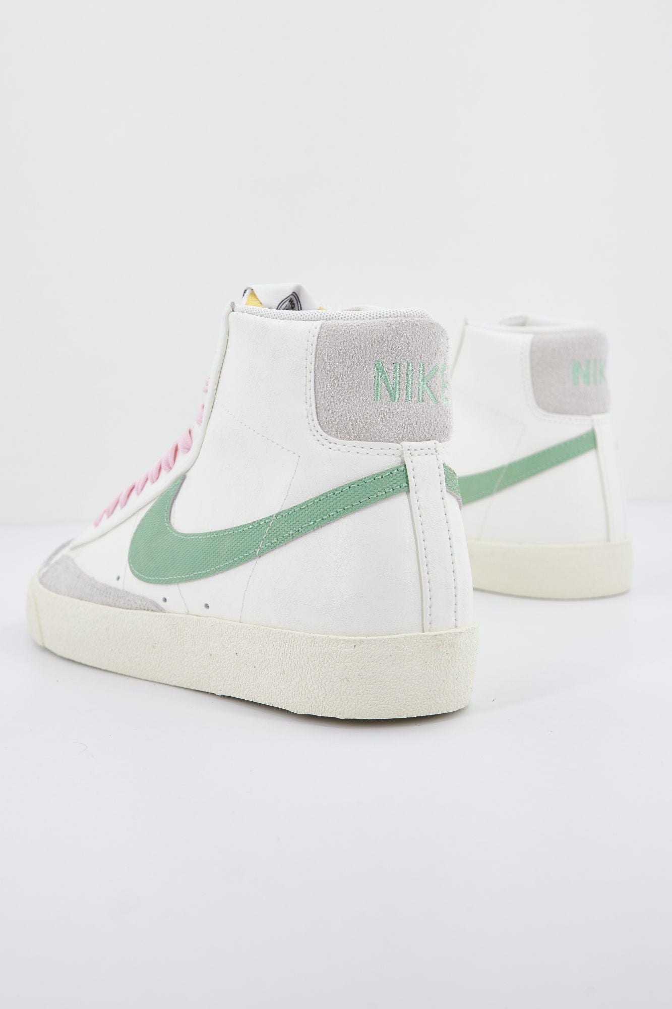 NIKE BLAZER MID '77 PRM en color BLANCO (2)