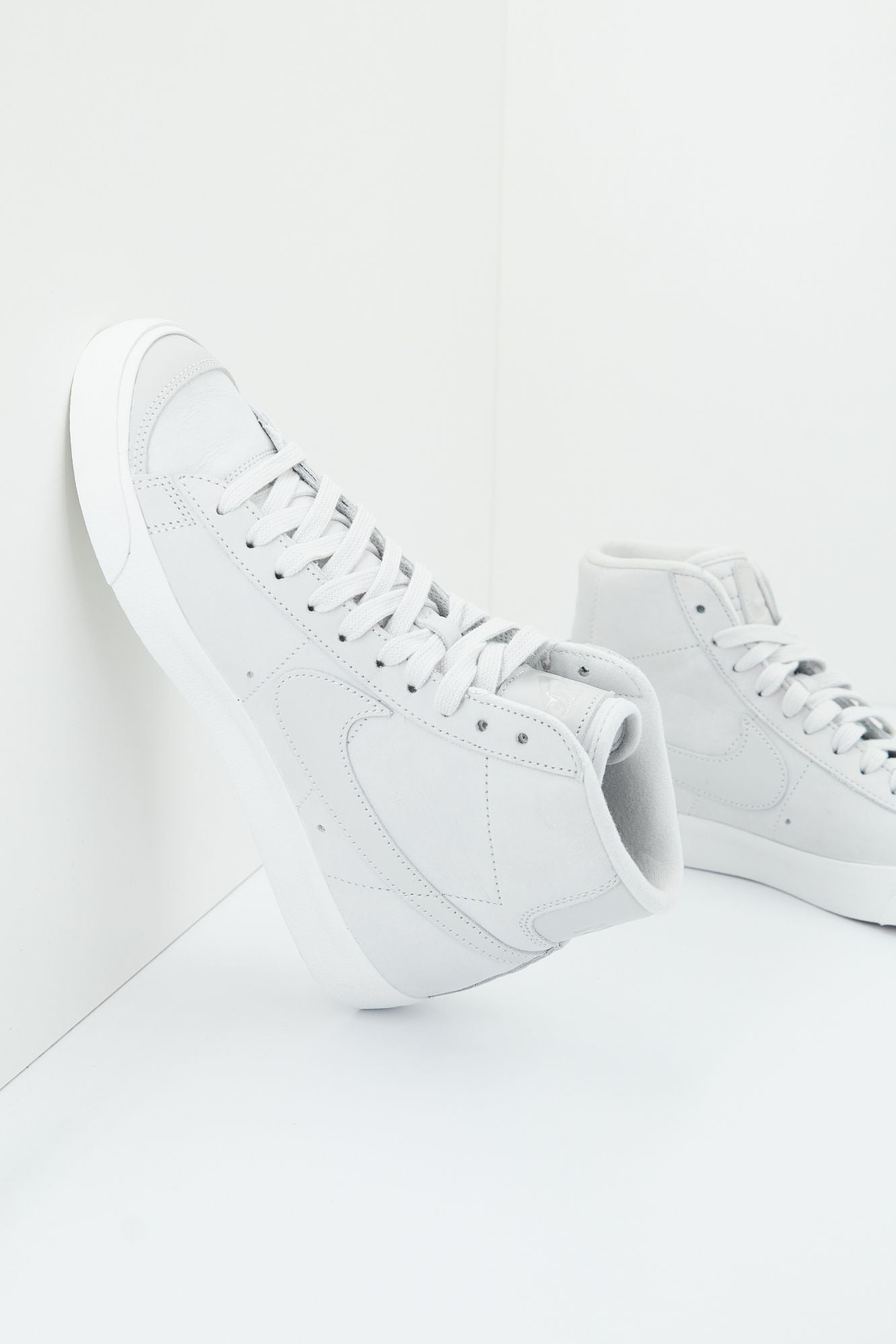 NIKE BLAZER MID '77 LX MEN'S en color GRIS (3)