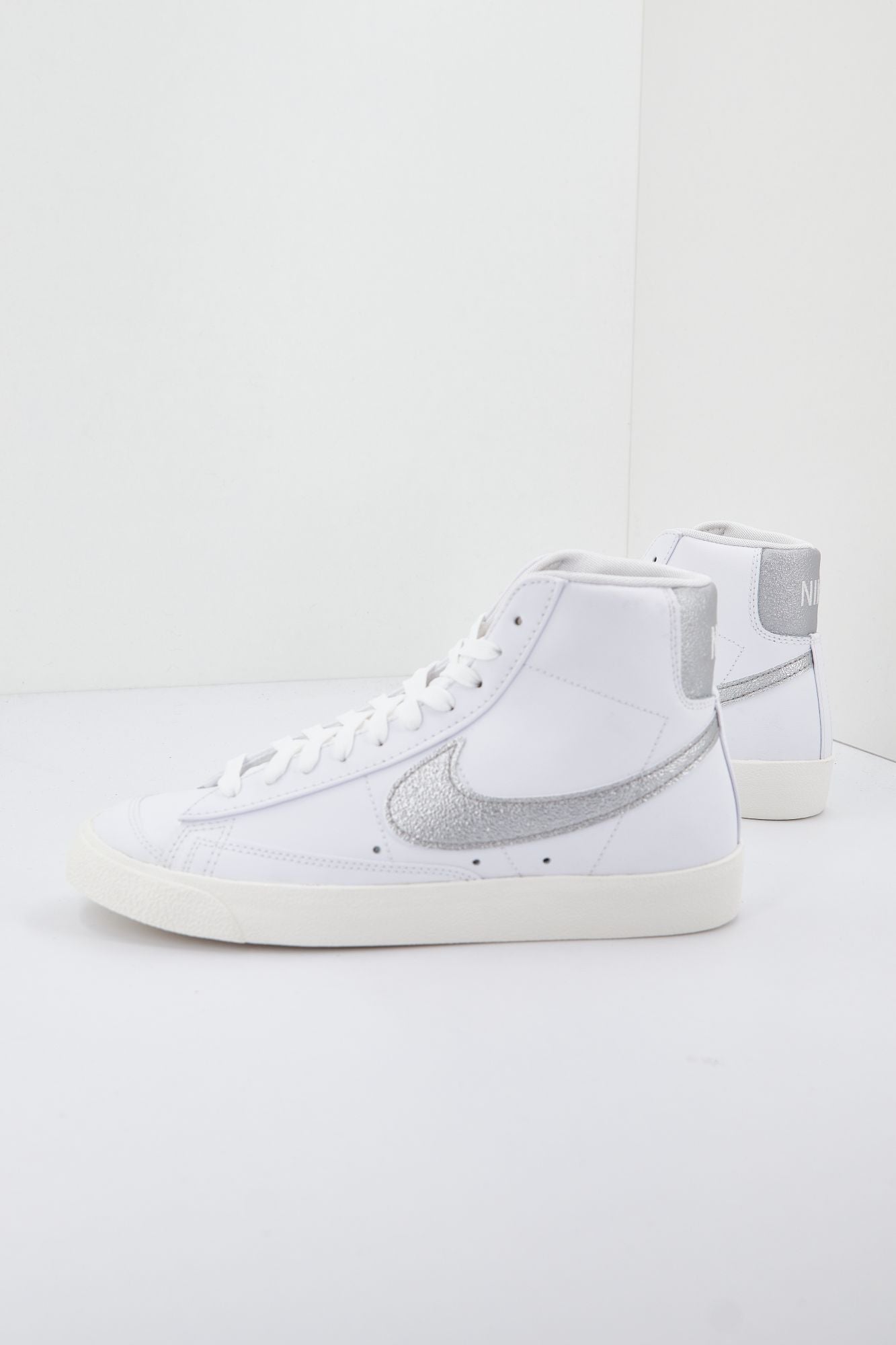 NIKE MID '77 MEN'S en color BLANCO (1)