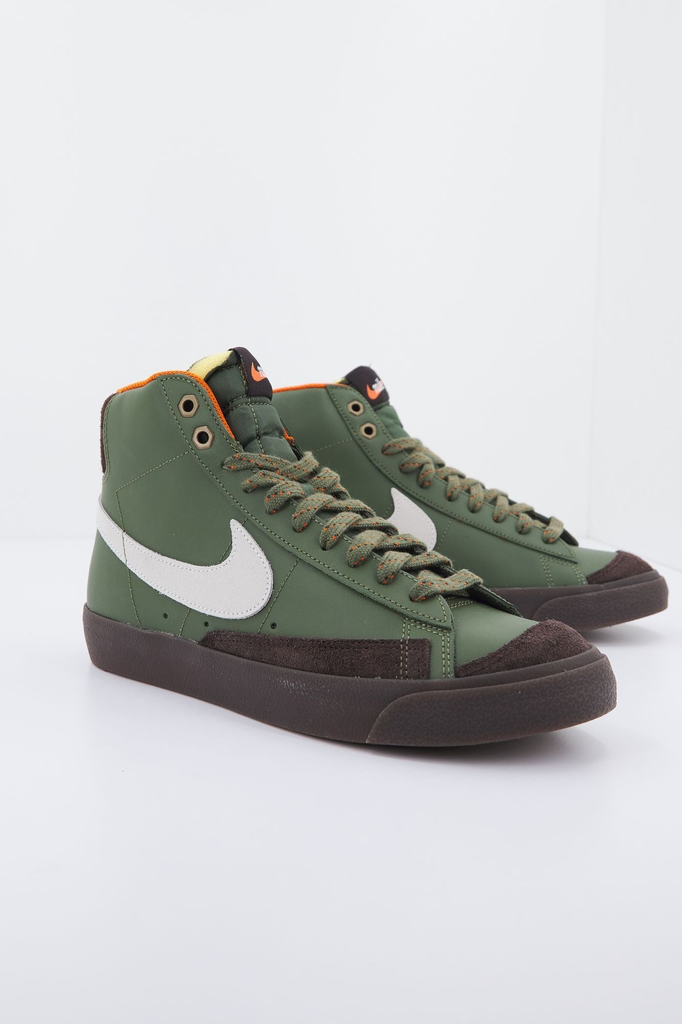 NIKE BLAZER MID '77 VNTG HO22 en color VERDE (1)