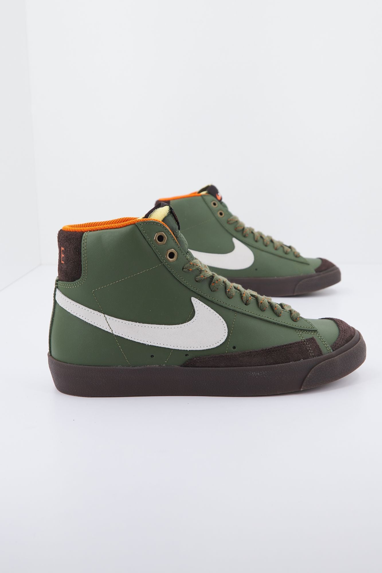 NIKE BLAZER MID '77 VNTG HO22 en color VERDE (2)