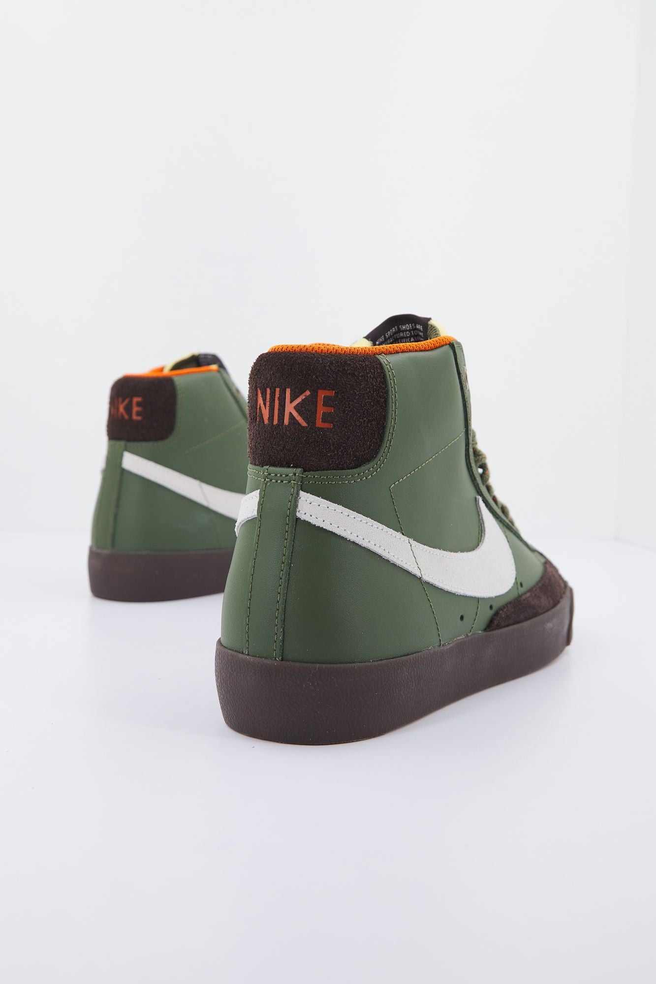 NIKE BLAZER MID '77 VNTG HO22 en color VERDE (3)