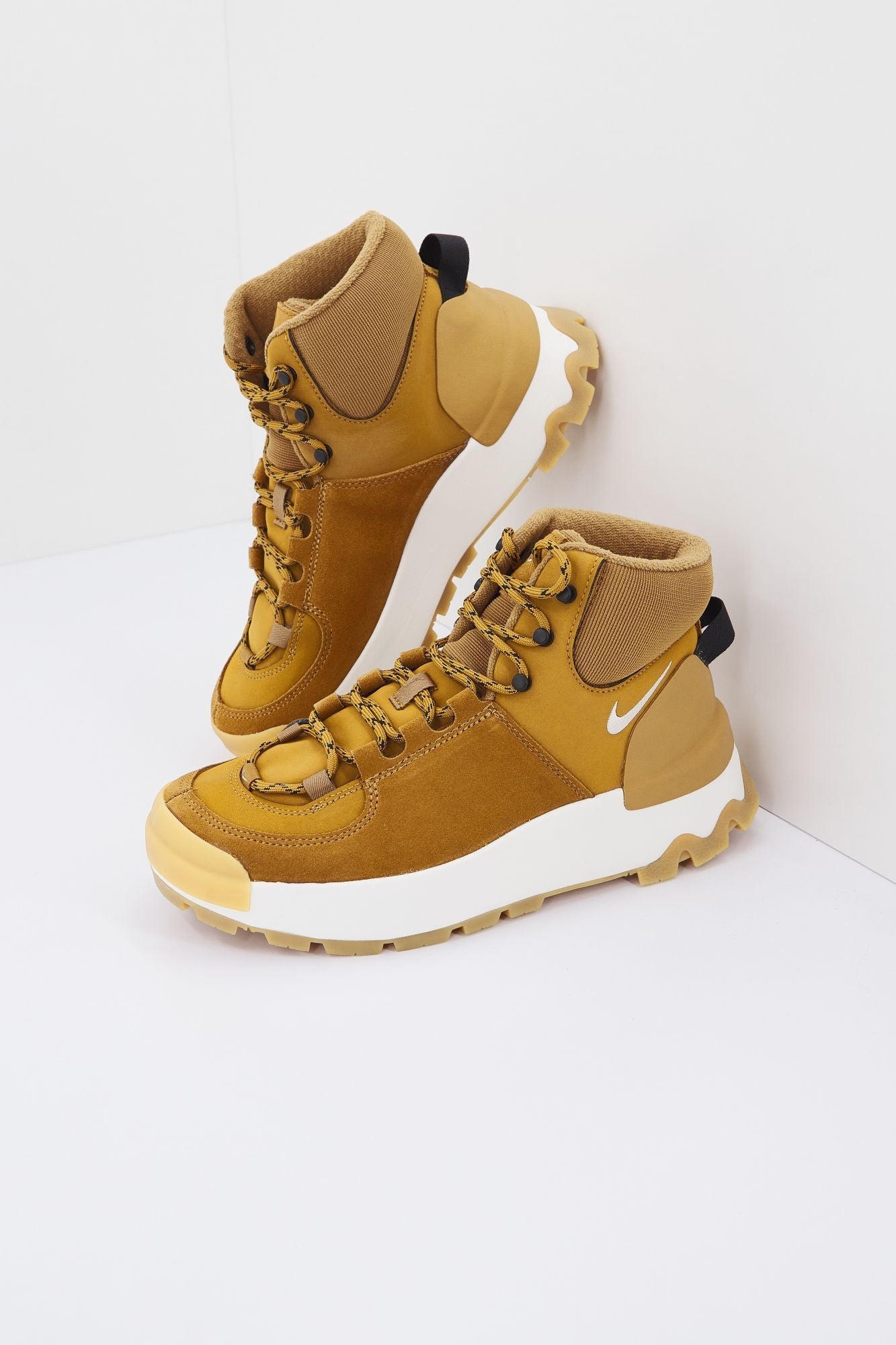 NIKE CITY BOOT WOMEN en color AMARILLO (2)
