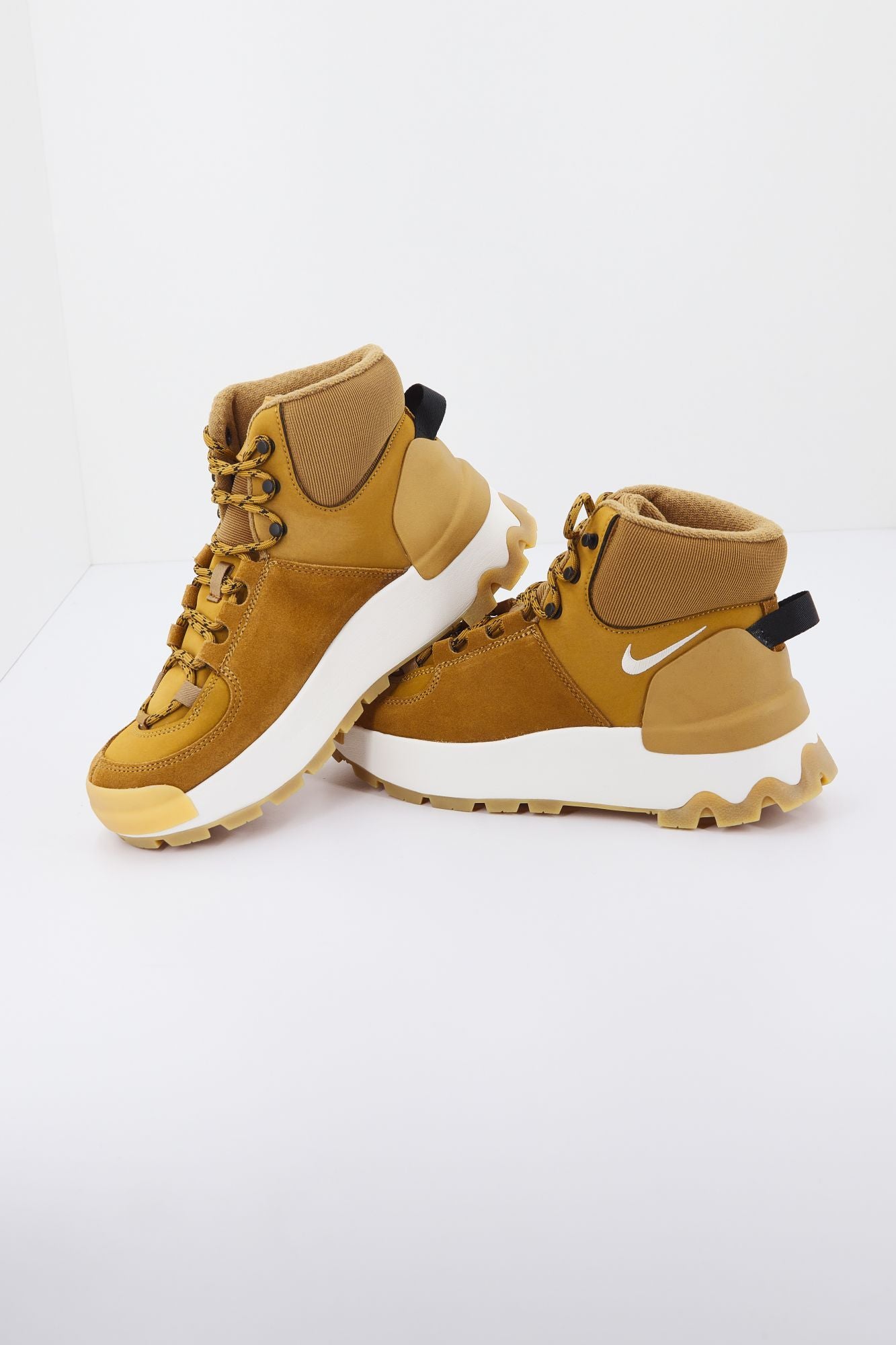 NIKE CITY BOOT WOMEN en color AMARILLO (3)