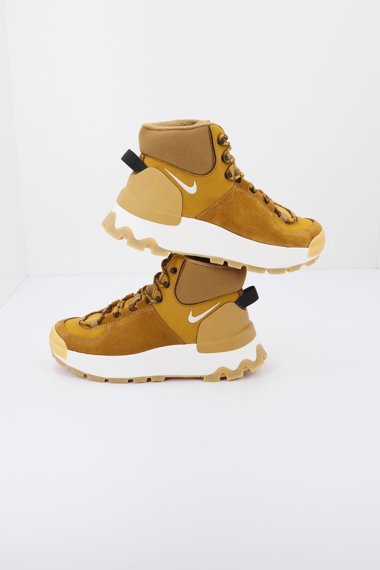 NIKE CITY BOOT WOMEN en color AMARILLO (4)