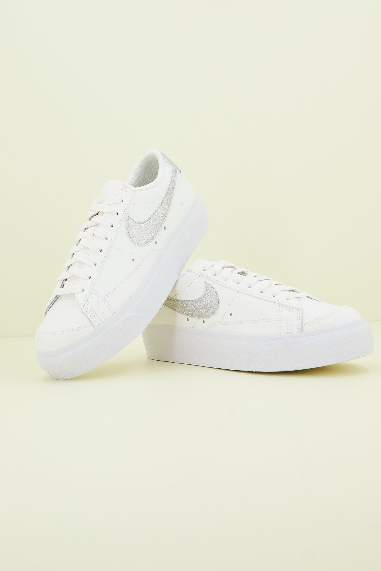 NIKE BLAZER LOW PLATFORM WOM en color BLANCO (1)