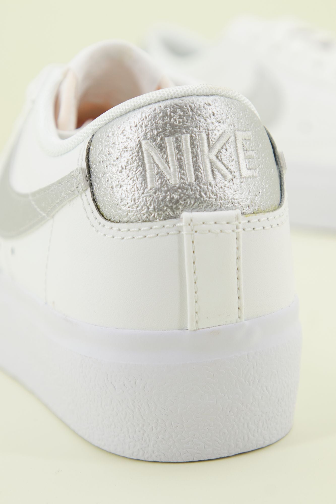NIKE BLAZER LOW PLATFORM WOM en color BLANCO (4)