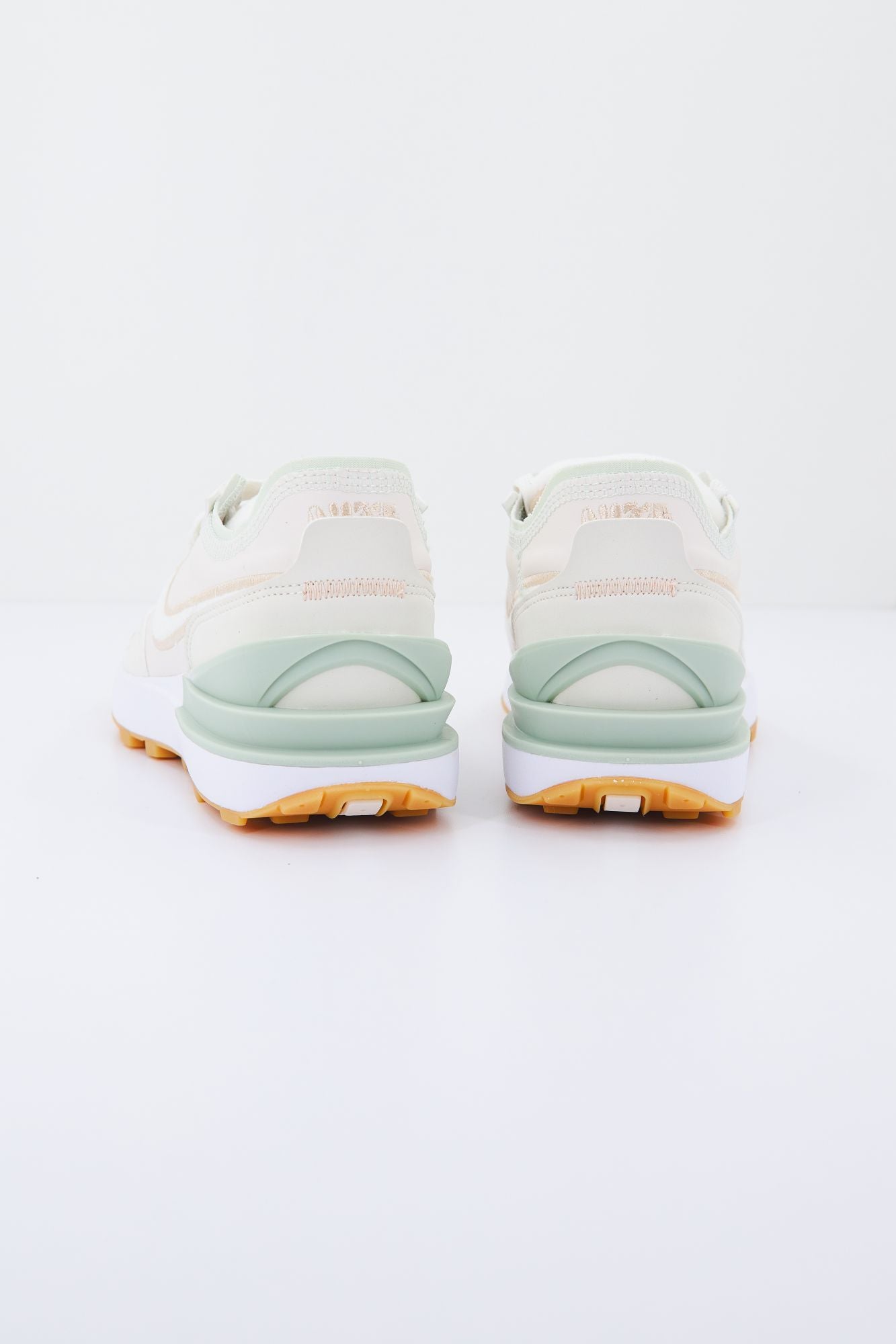 NIKE WAFFLE ONE SE HO22 en color BLANCO (3)