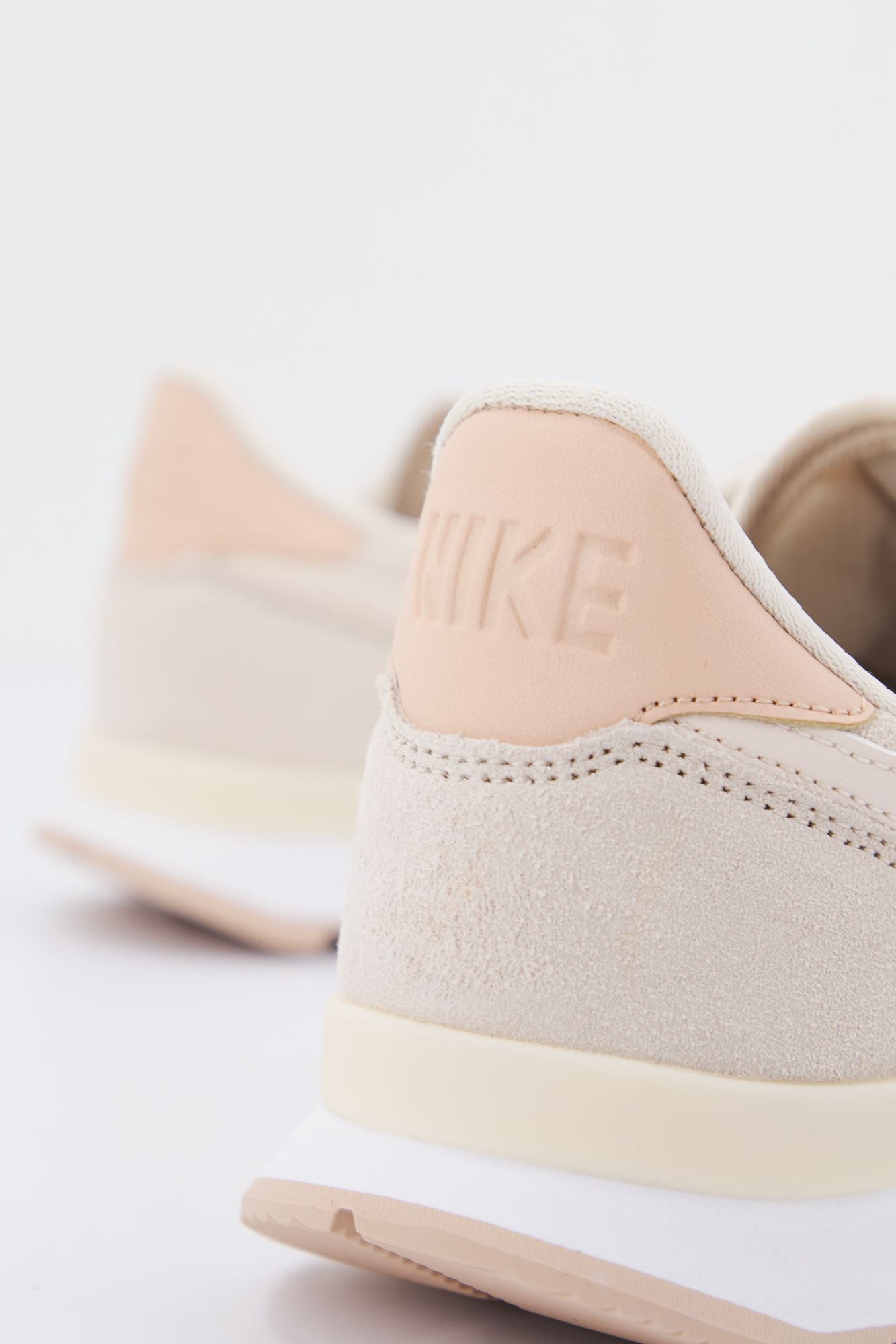 NIKE INTERNATIONALIST C en color BEIS (4)