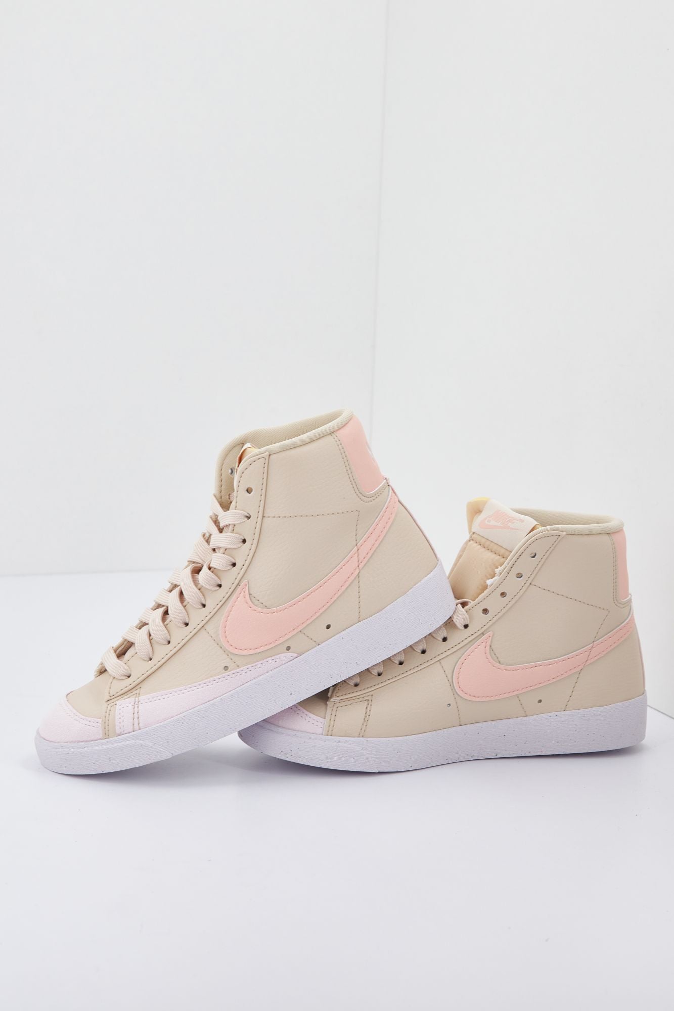 NIKE  BLAZER MID '77 NEXT NATURE en color BEIS (1)