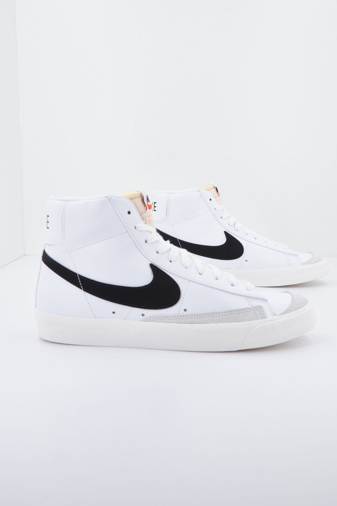 NIKE NIKE MID BLAZER en color BLANCO (2)