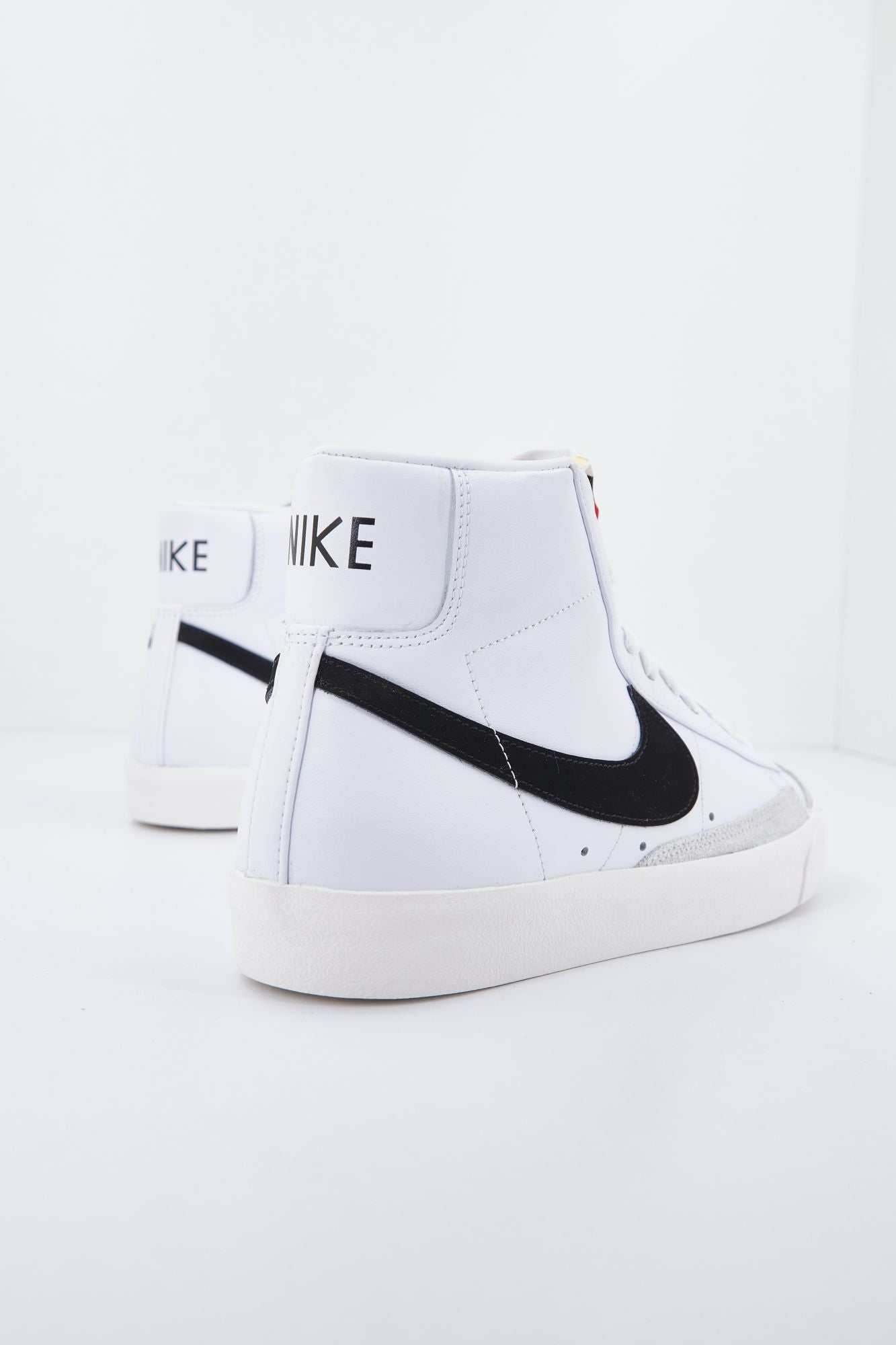 NIKE NIKE MID BLAZER en color BLANCO (3)