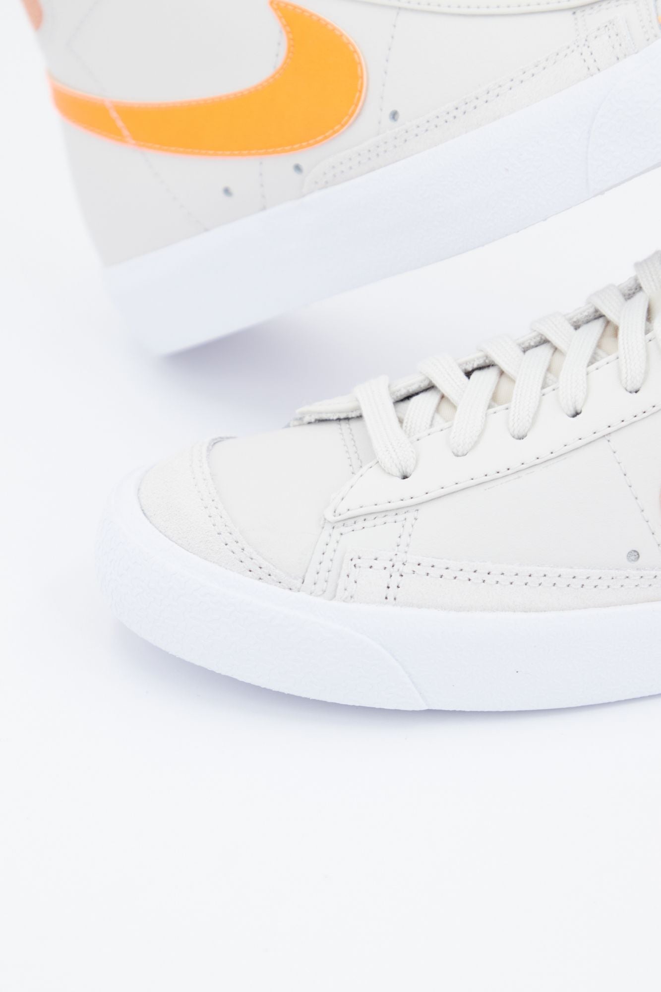 NIKE Blazer Mid '77 en color BEIS (2)