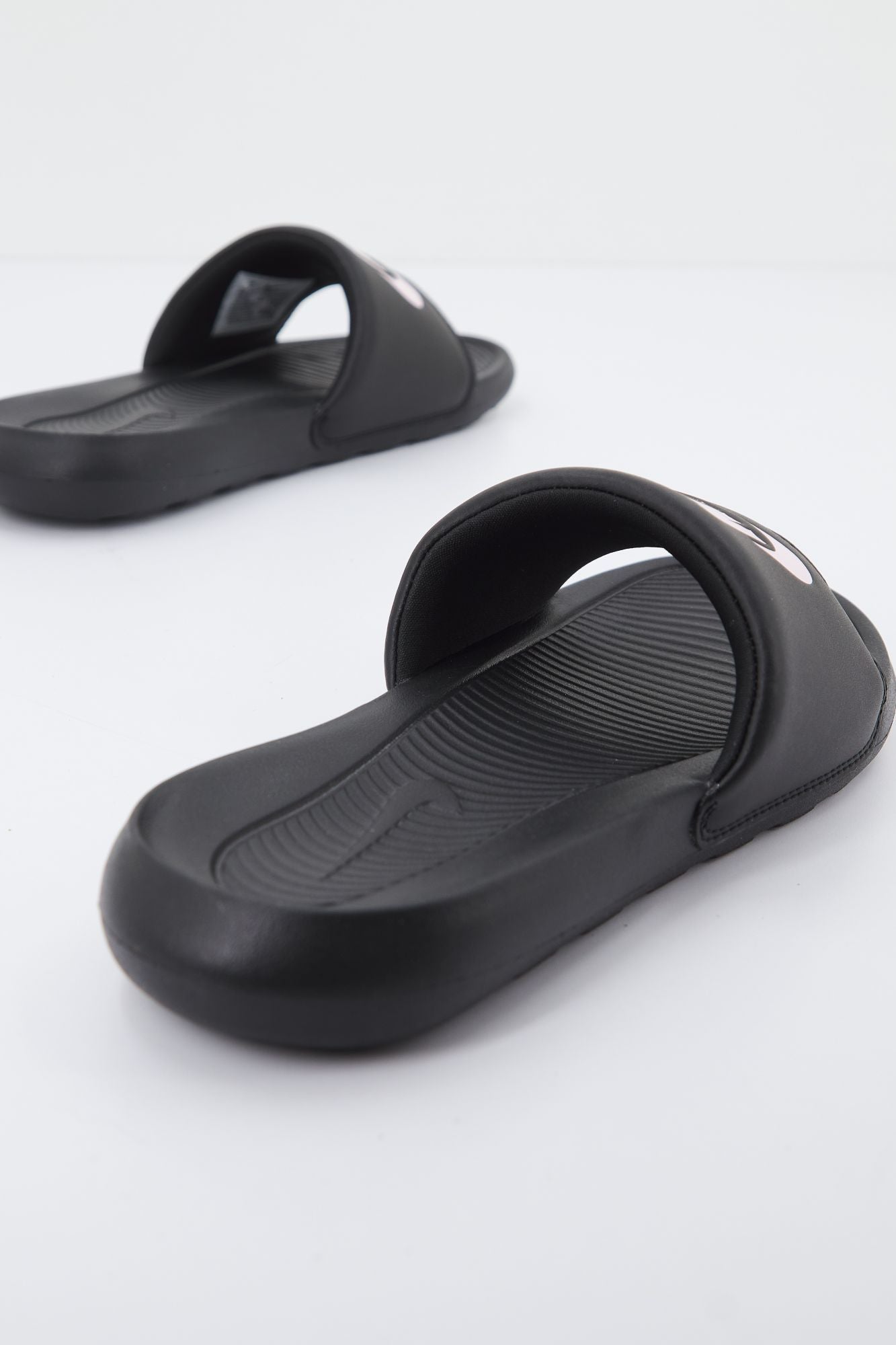 NIKE  WMNS VICTORI ONE SLIDE en color NEGRO (3)