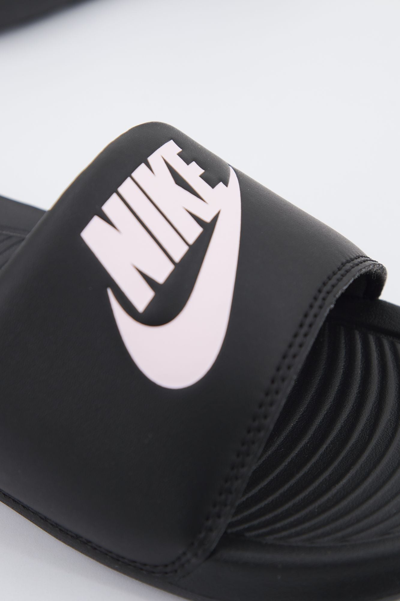 NIKE  WMNS VICTORI ONE SLIDE en color NEGRO (4)
