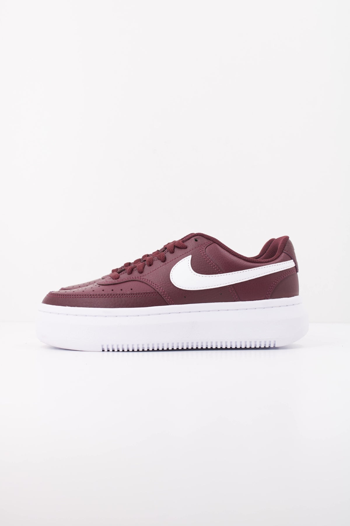 NIKE COURT VISION ALTA DM0113 en color ROJO (1)