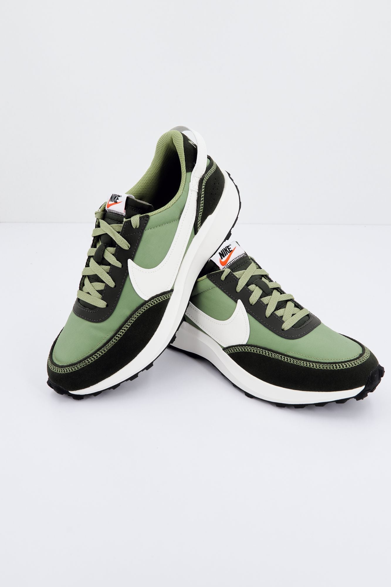 NIKE WAFFLE DEBUT MEN'S SHOE en color VERDE (1)