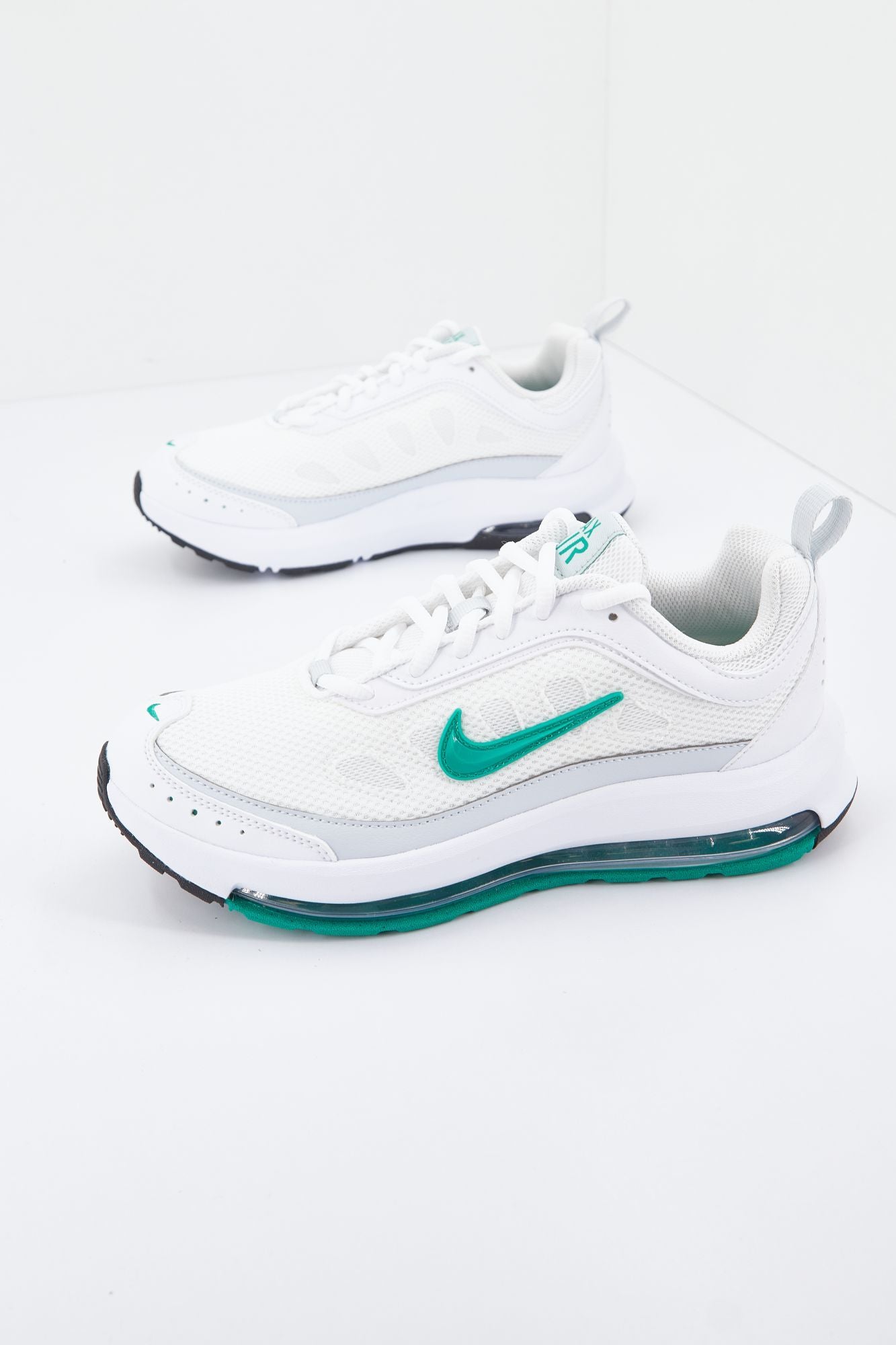 NIKE AIR MAX AP WOMEN'S SHOE en color BLANCO (1)