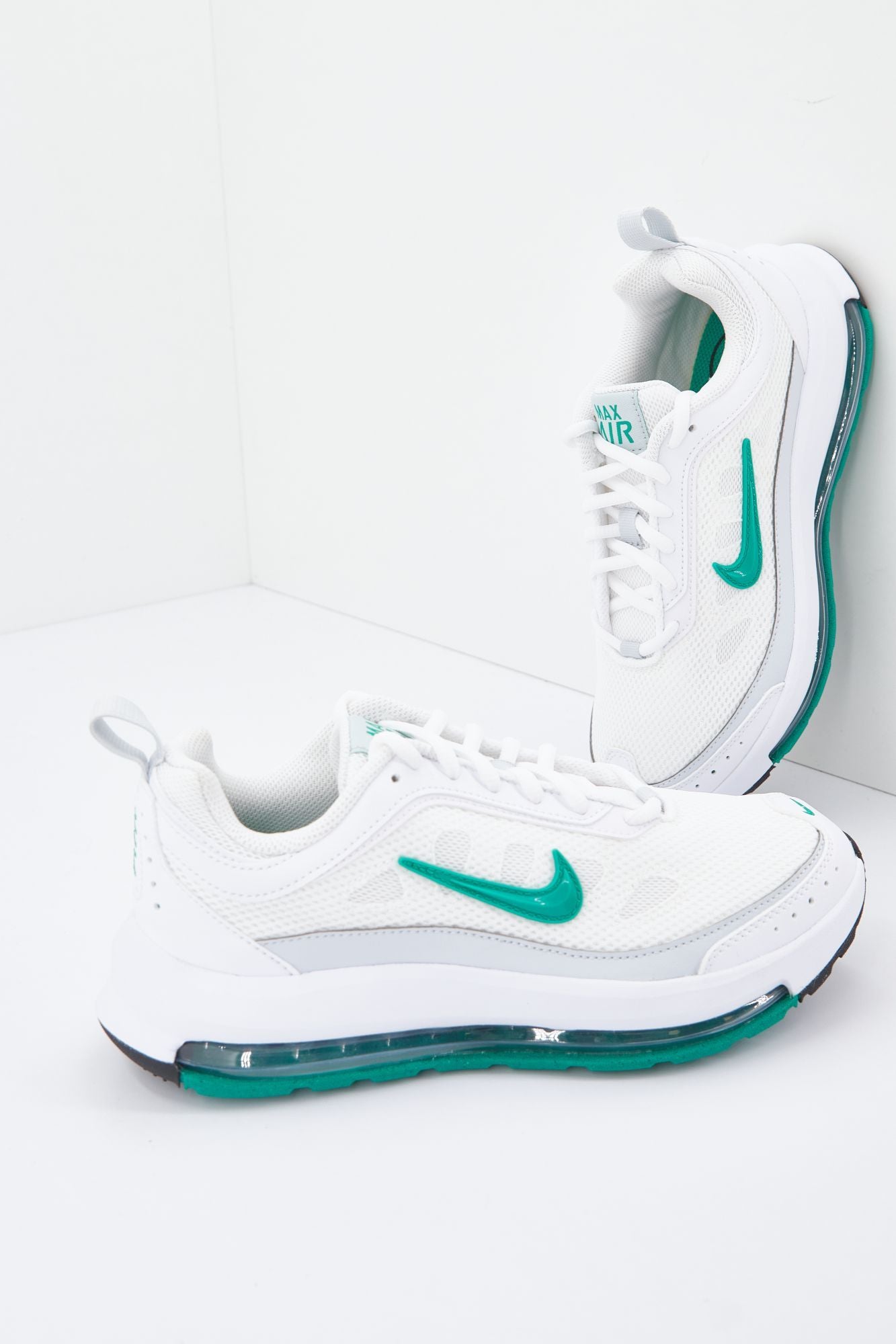 NIKE AIR MAX AP WOMEN'S SHOE en color BLANCO (4)